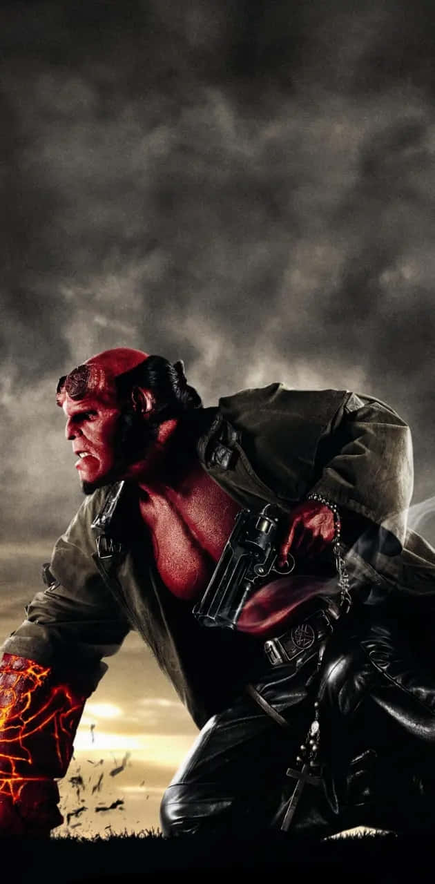  壁紙 — Hellboy喺暴風雨嘅田野中蹲低，手持槍械，手臂上嘅火焰能量喺黑暗天空下噼啪作響。