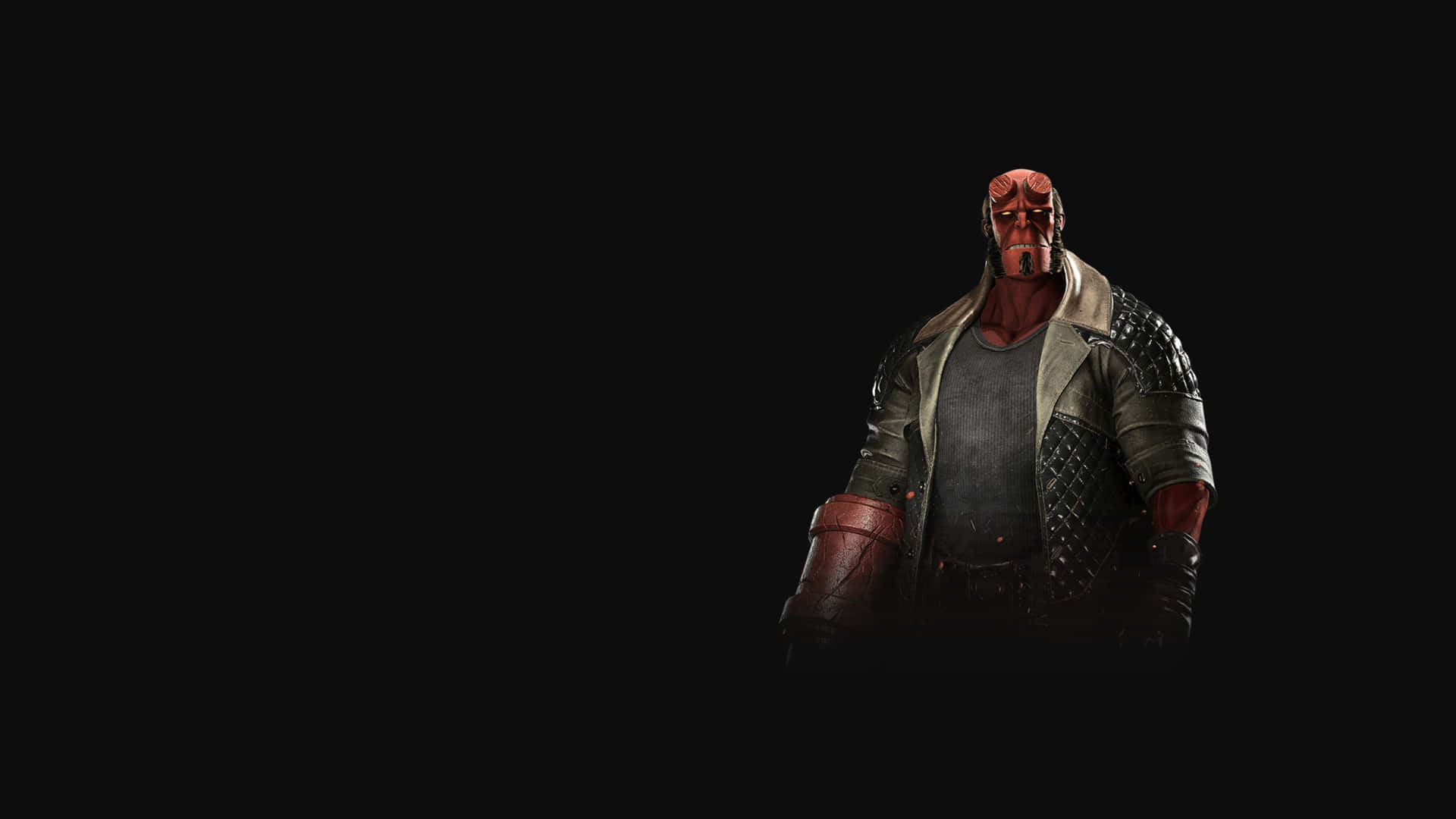  壁紙 — Hellboy 獨自站在黑暗中，身穿堅固的皮褸，肩部有裝甲，紅色皮膚微微發光。