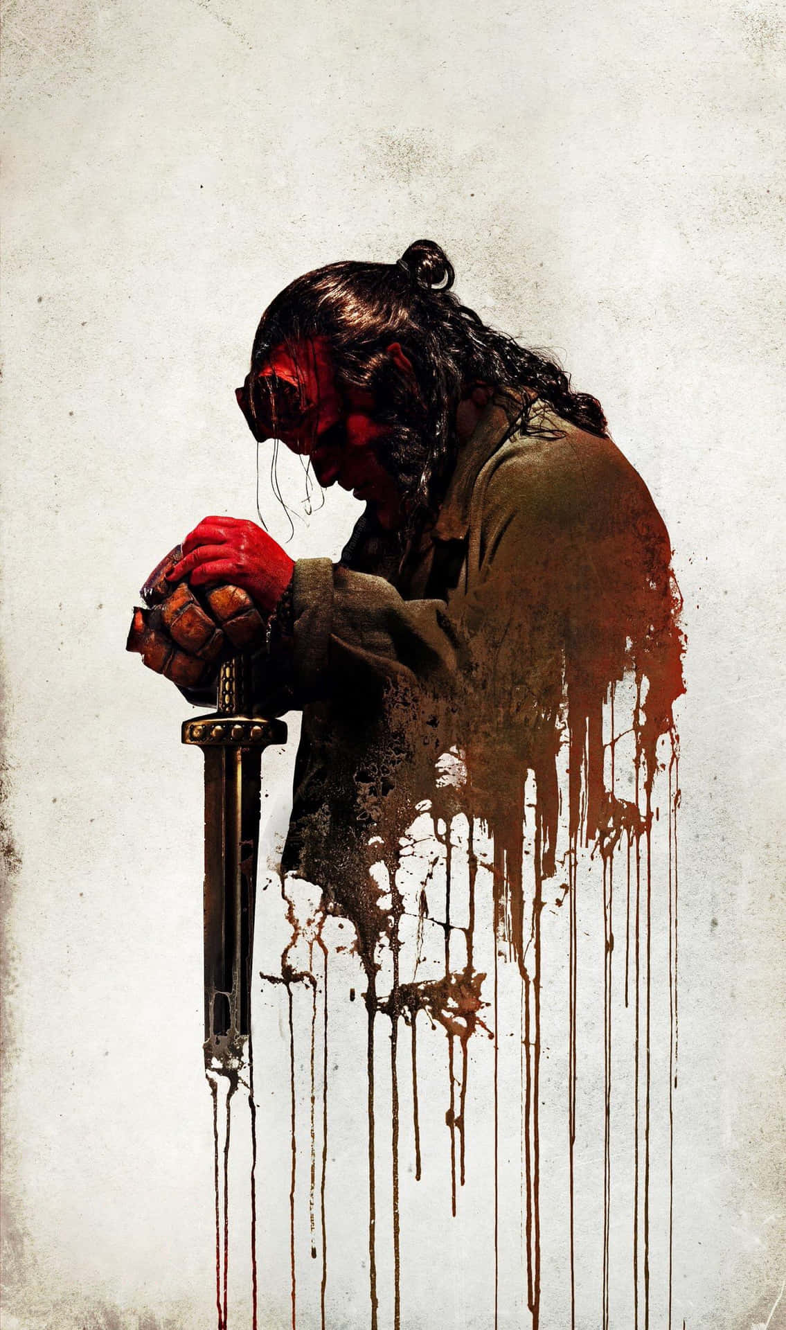  壁紙 — Hellboy 跪在血泊中悲傷地握著劍，深紅色的水滴順著他濕透的外套滴落，背景是風化的白色。