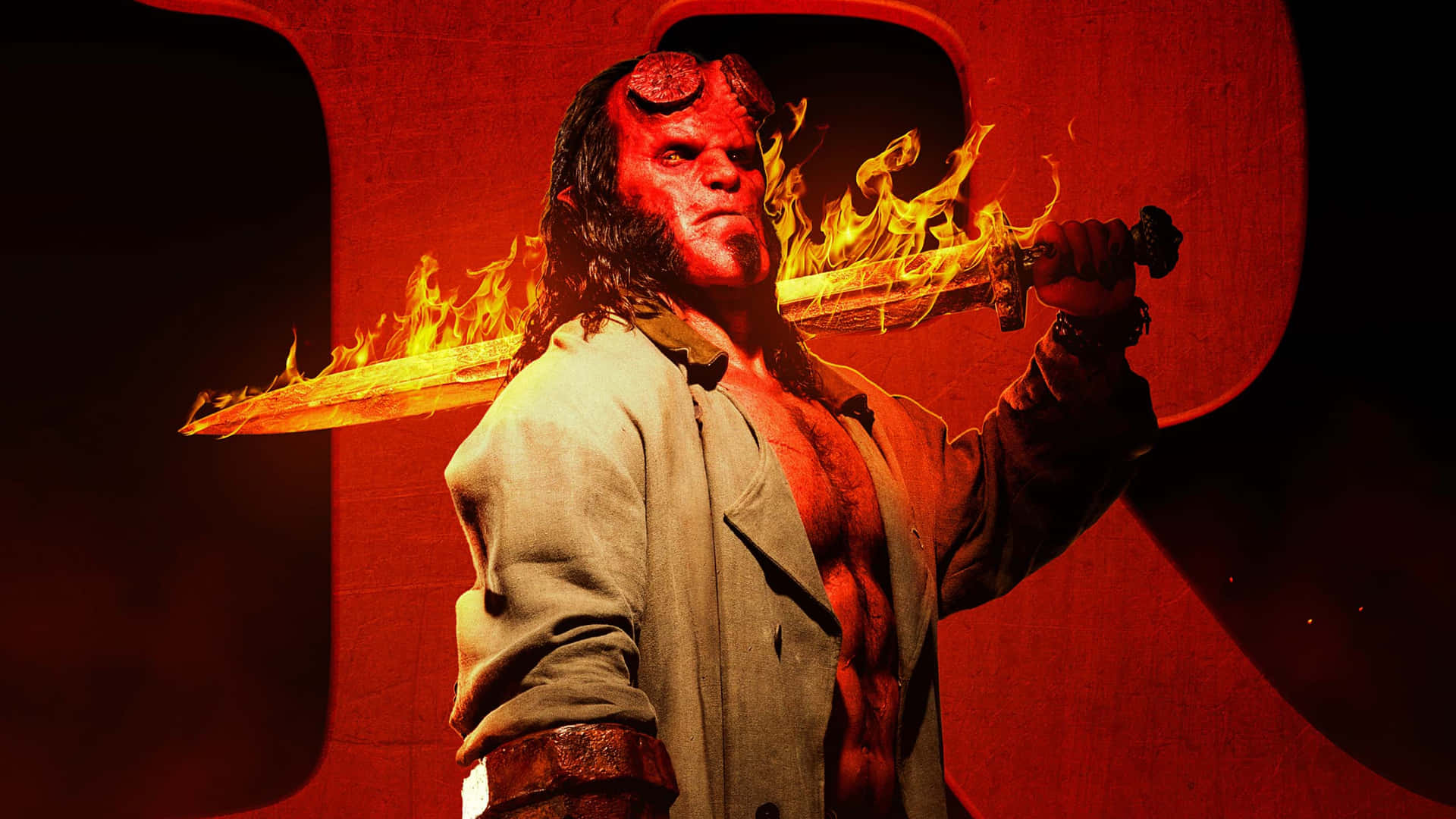  壁紙 — Hellboy 挑釁地手持火焰劍，站在火紅背景前，表情兇猛。
