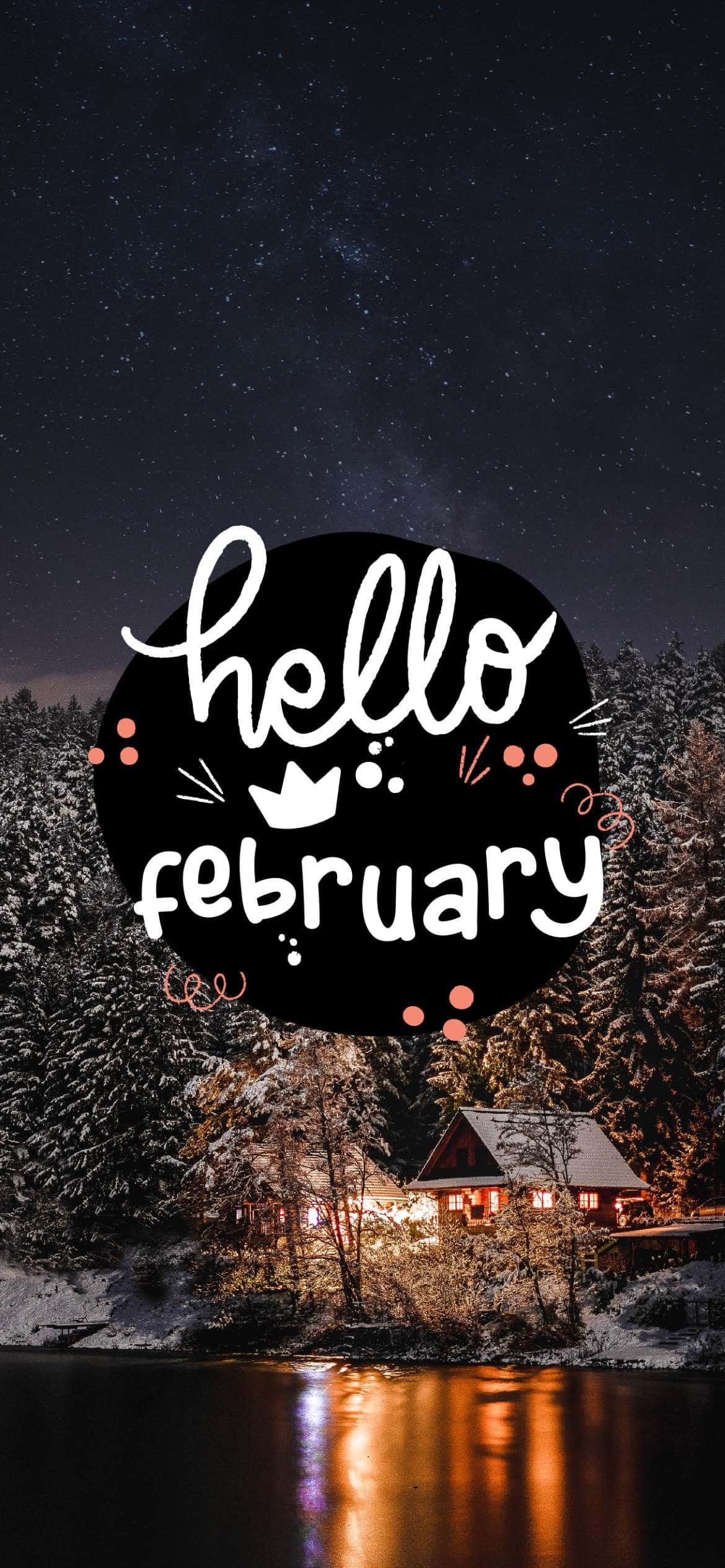 以「Hello February」迎接嶄新開始 壁紙 — 一間舒適的小屋在繁星點點的冬夜天空下溫暖地發光，周圍是白雪覆蓋的樹木和如鏡的湖泊。