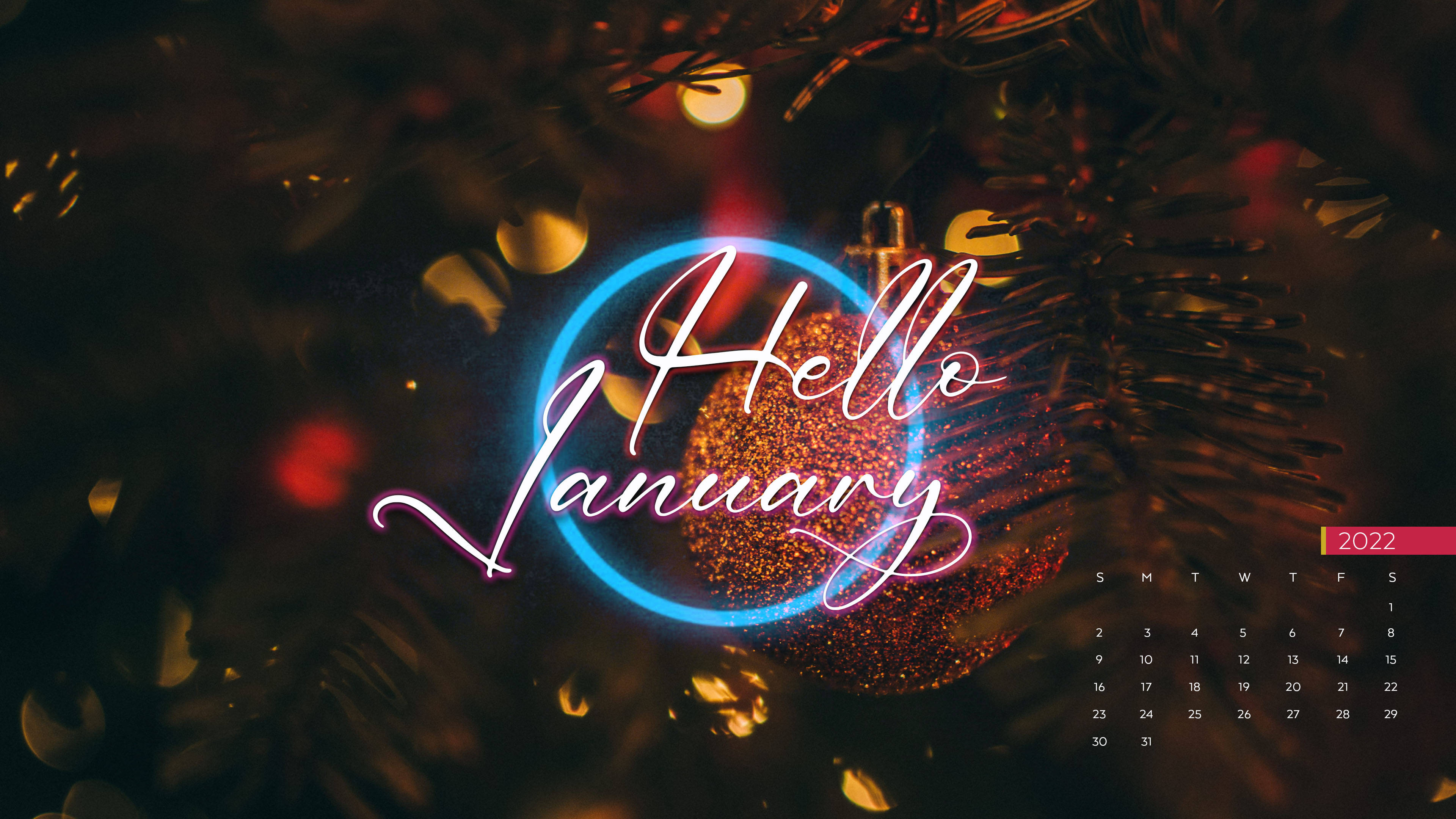 Hello January聖誕日曆 壁紙 — 霓虹燈「哈囉一月」文字在深色松樹枝上閃爍的紅色裝飾周圍發光，伴隨著溫暖的散景燈光。