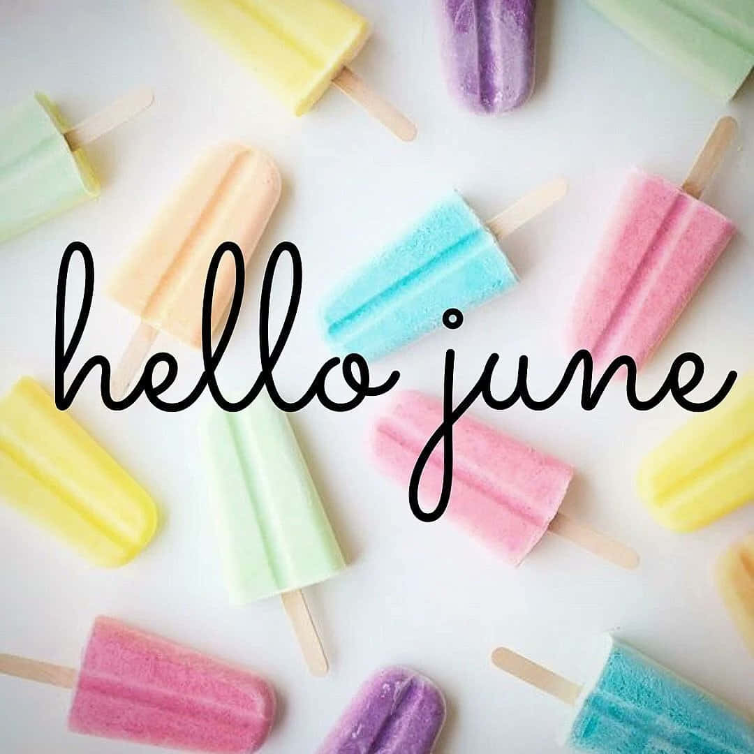帶有 'hello june' 文字的粉彩雪條，營造夏日氛圍。
