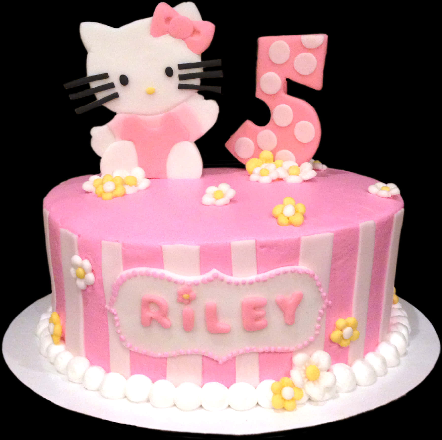 Hello Kitty五歲生日蛋糕 壁紙 — 一個粉紅色Hello Kitty生日蛋糕，帶有條紋糖霜和數字五的裝飾，背景為黑色。