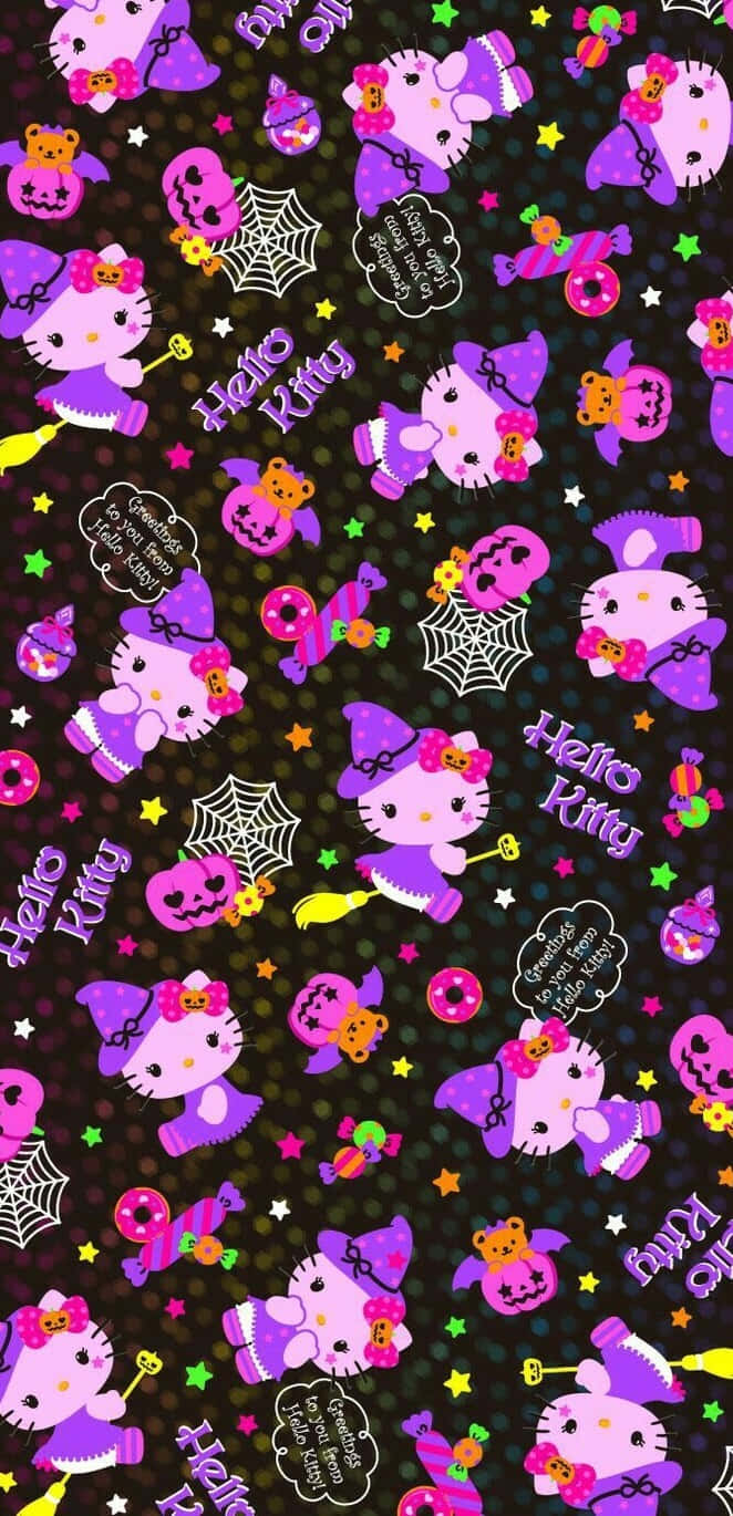  壁紙 — Hello Kitty 穿著紫色女巫服裝，在黑暗背景中騎著掃帚飛翔，周圍有糖果蜘蛛、星星和南瓜。