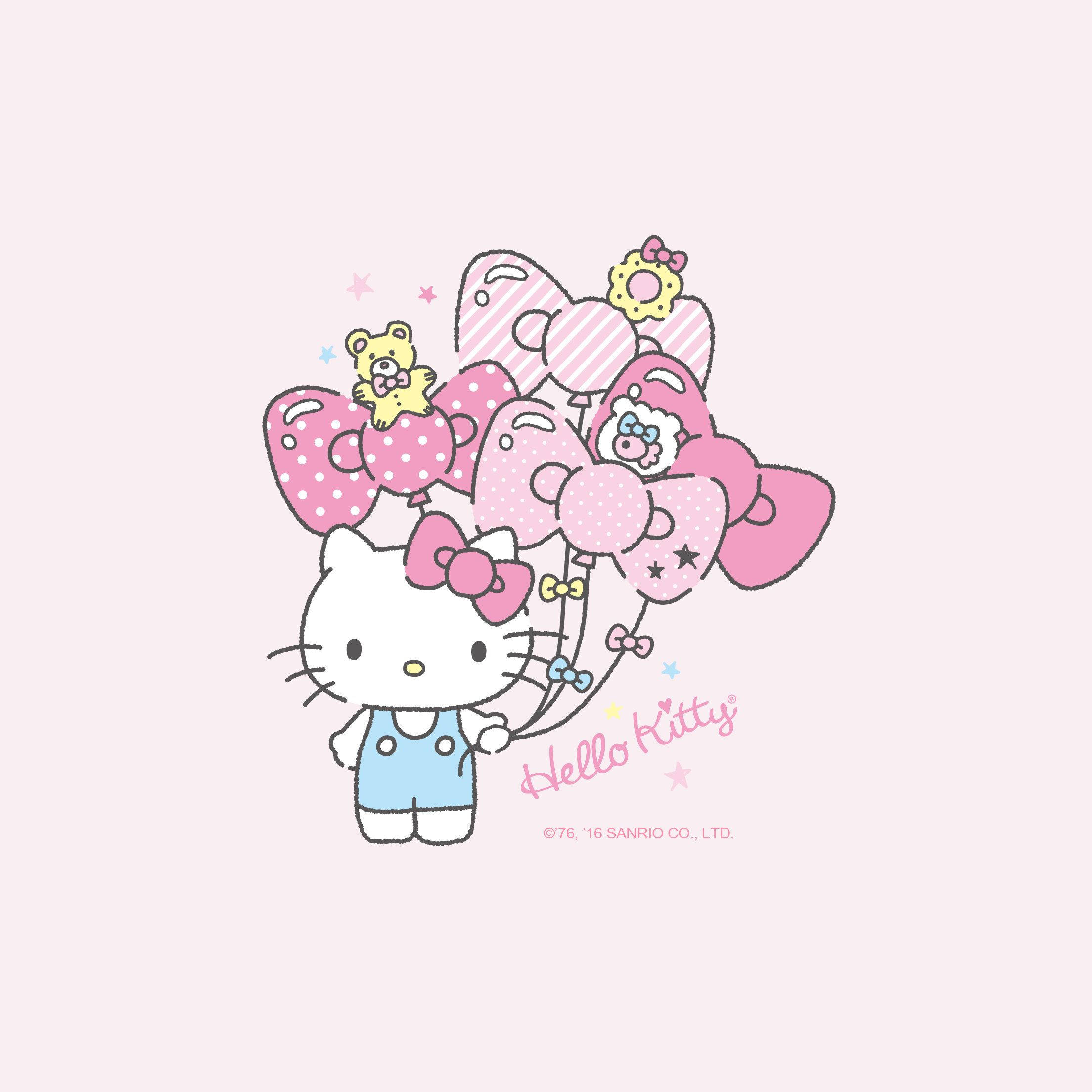 與 Hello Kitty 一起飛向高處！ 壁紙 — Hello Kitty 身穿藍色工裝褲，手持一束粉紅色圖案氣球，與可愛的動物朋友們在柔和的粉紅色背景前。