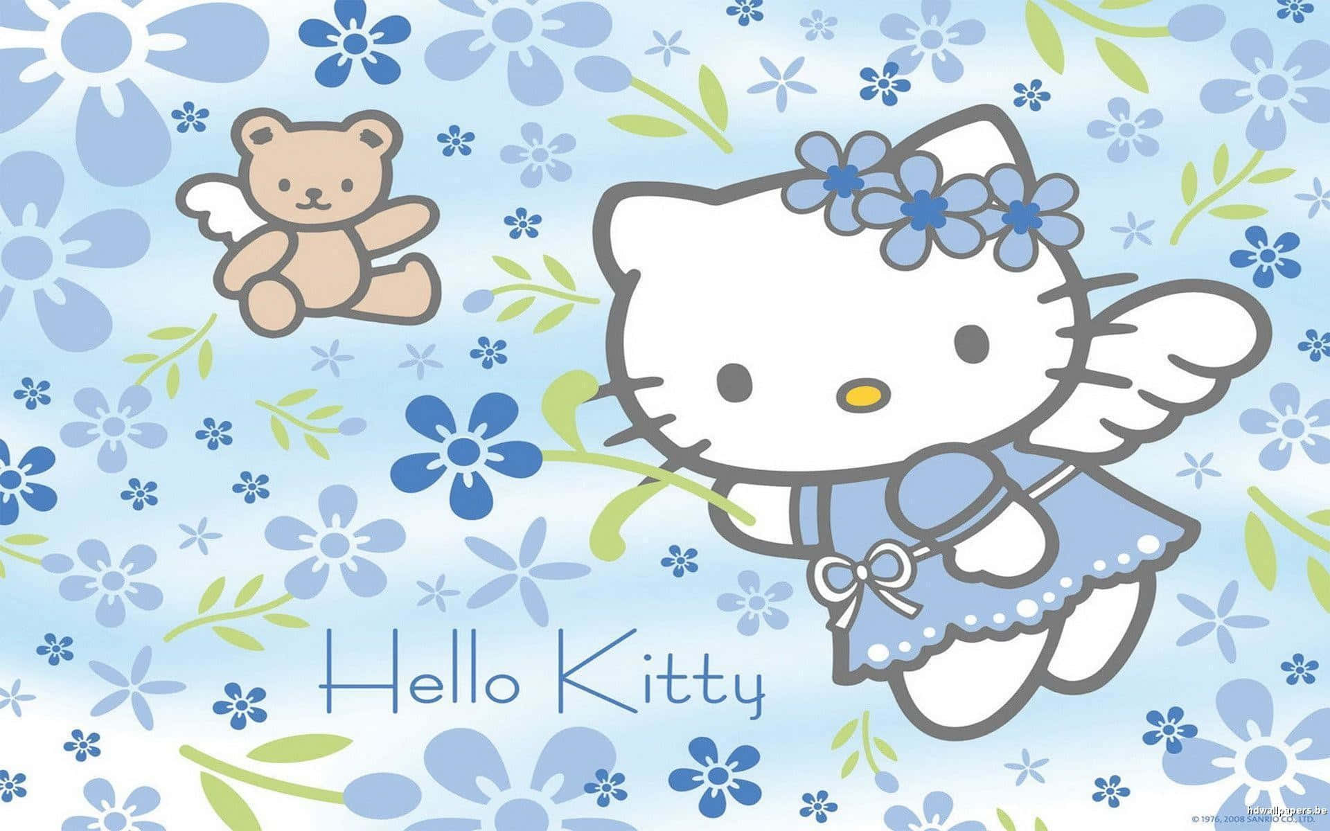Kitty White 桌布 壁紙 — Hello Kitty 化身為天使，身穿藍色連衣裙，手持花朵，被藍色花朵和帶翅膀的泰迪熊包圍。