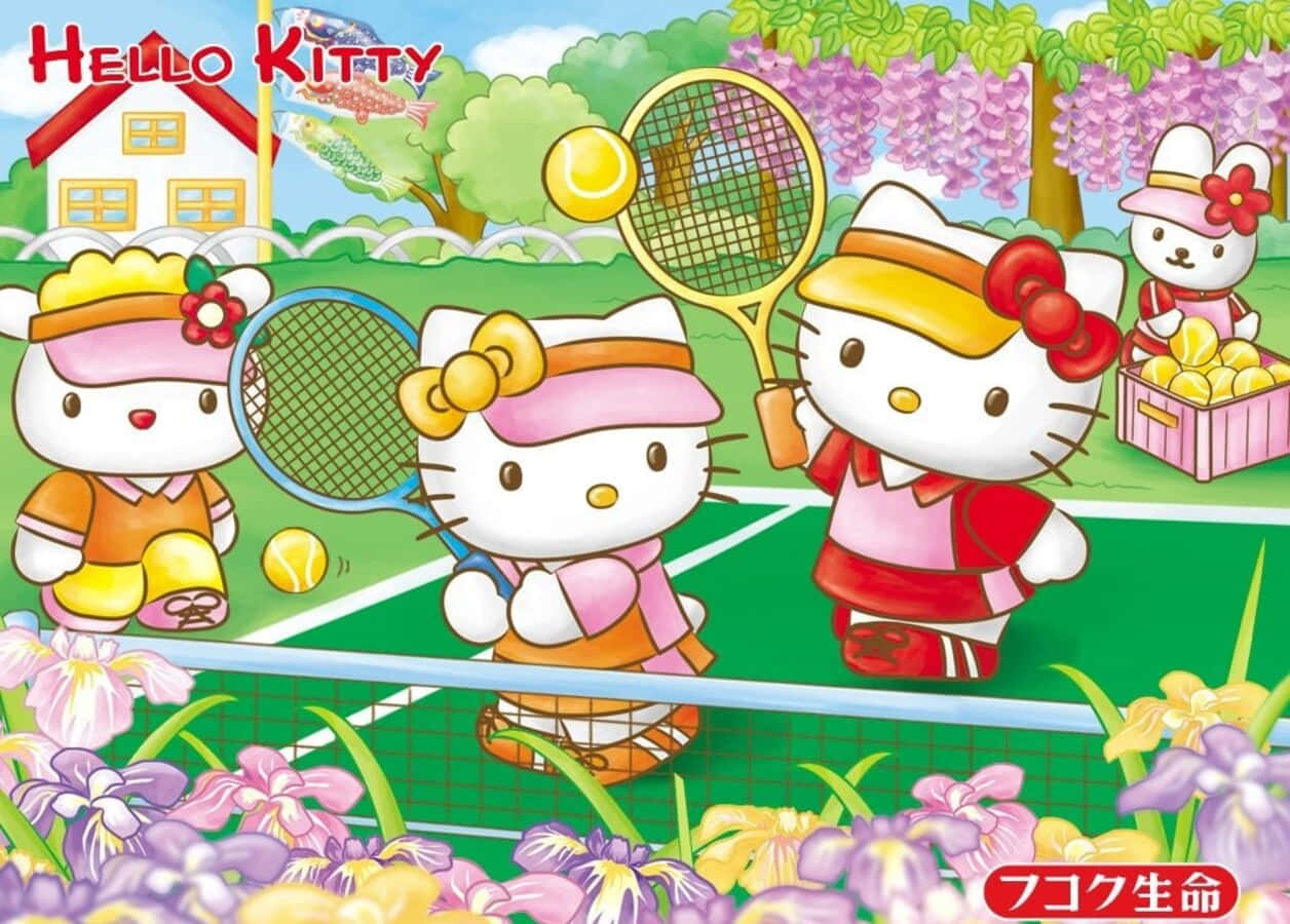 Hello Kitty And Friends 桌布 壁紙 — Hello Kitty 和朋友們在一個充滿活力的綠色球場上打網球，周圍環繞著盛開的紫色花朵和一間歡樂的房子。