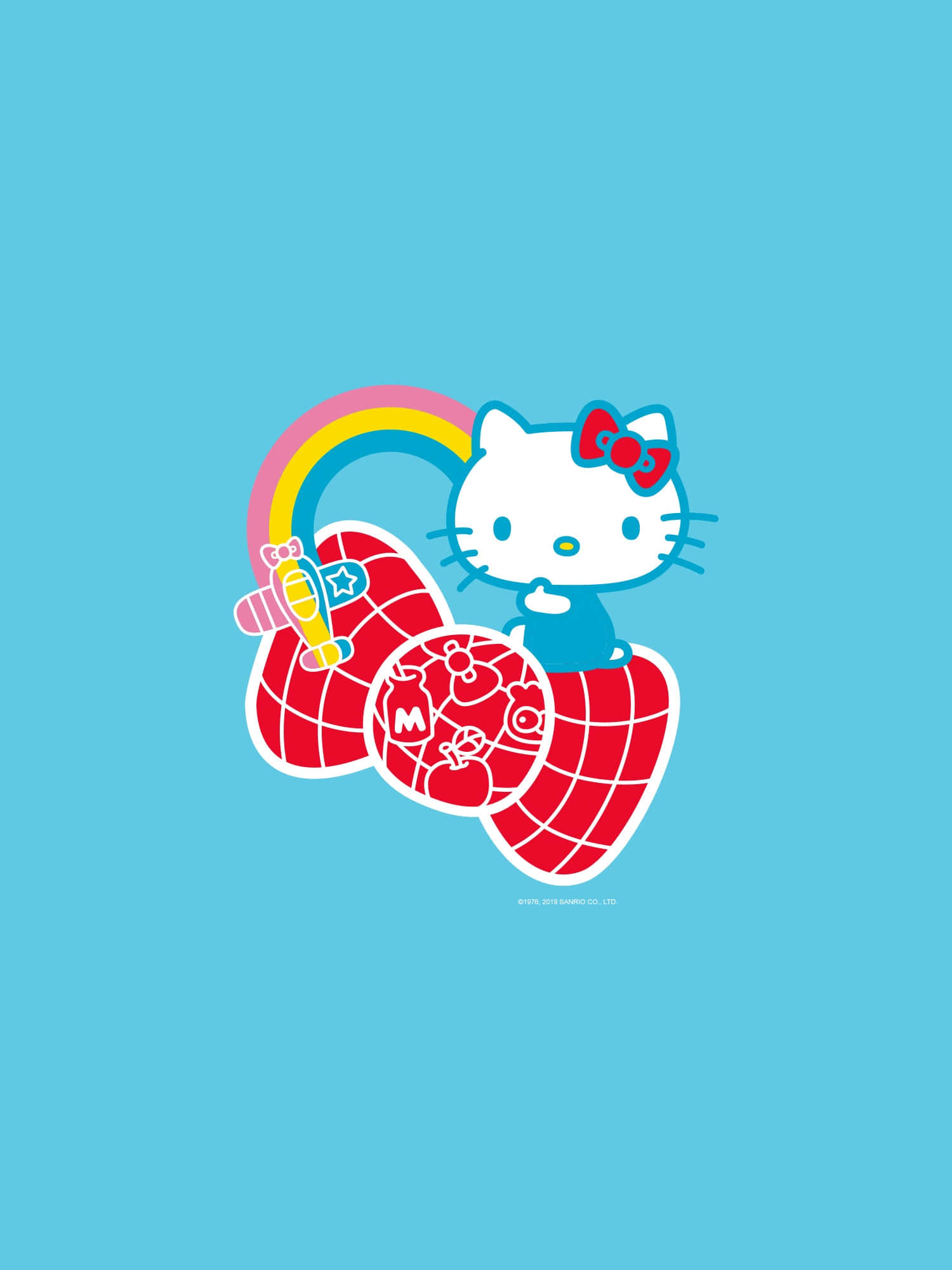 Kitty White 桌布 壁紙 — Hello Kitty 坐在紅色格仔圖案的士多啤梨上，身後有一道彩虹拱起，背景為純藍色。
