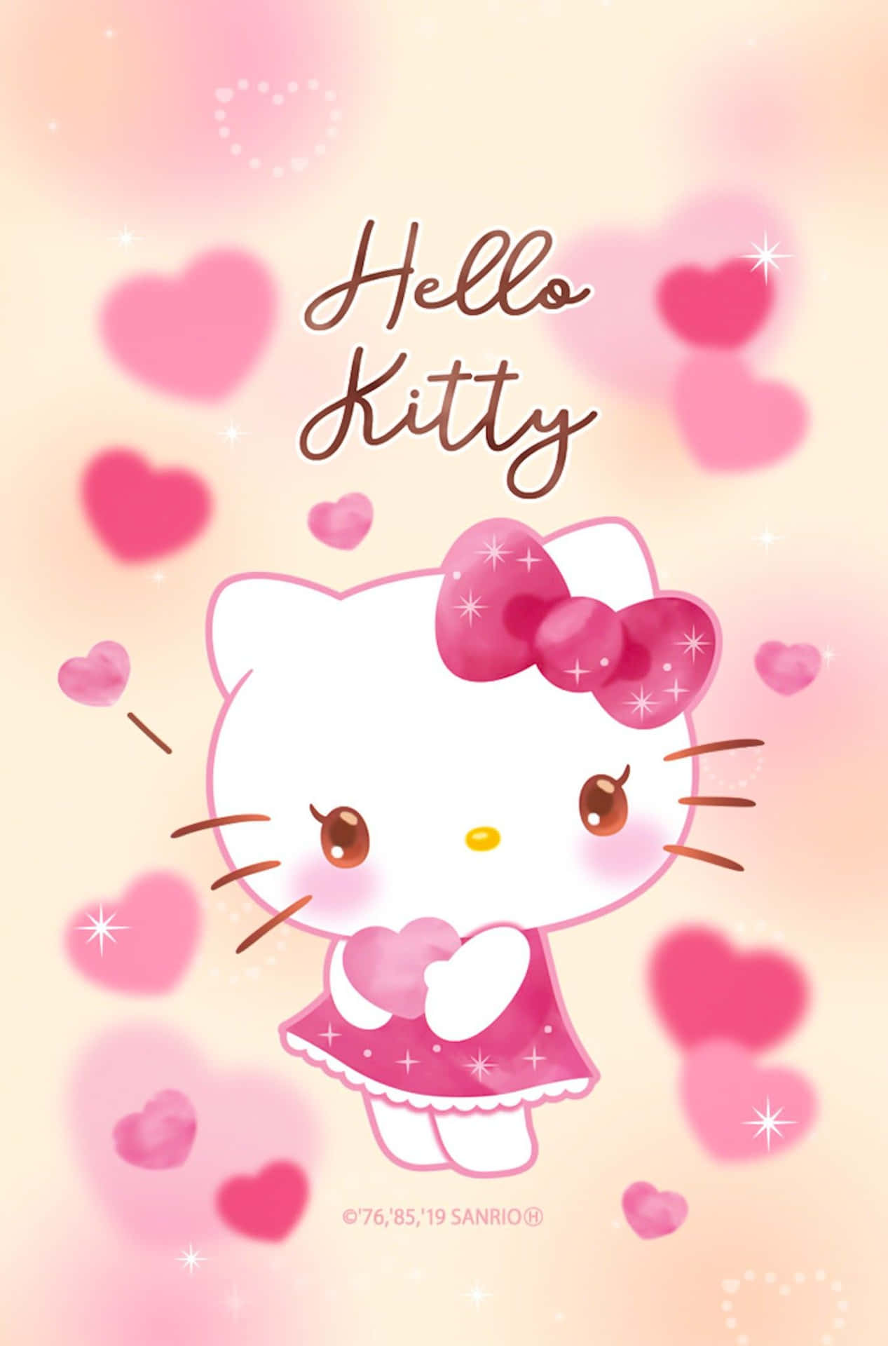 Hello Kitty，散播歡樂的可愛吉祥物！ 壁紙 — Hello Kitty 身穿粉紅色連衣裙，手持一顆心，周圍環繞著漂浮的心形和閃光，背景為柔和漸變色。