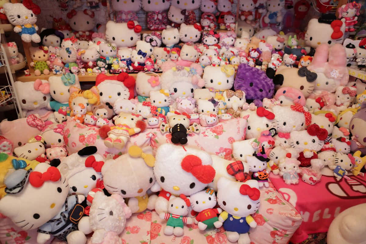 Hello Kitty — 欢樂與幸福的象徵 壁紙 — 店內密集展示各種尺寸和服裝的彩色Hello Kitty毛絨玩具堆疊在一起。
