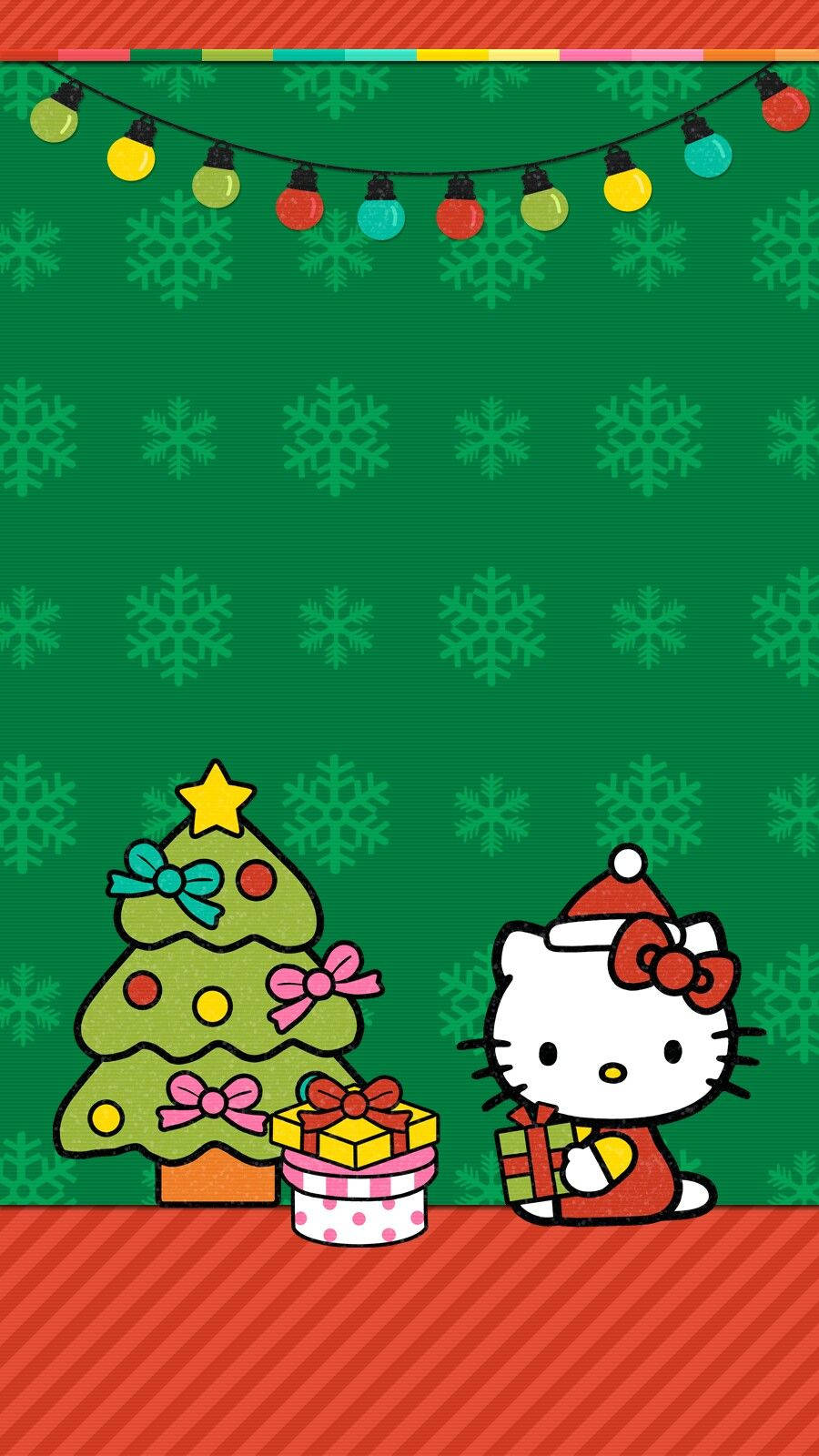 Hello Kitty 聖誕手機壁紙 壁紙 — Hello Kitty 戴著紅色聖誕帽，在裝飾好的聖誕樹旁，在彩色燈串下，在綠色雪花背景上拿著禮物。