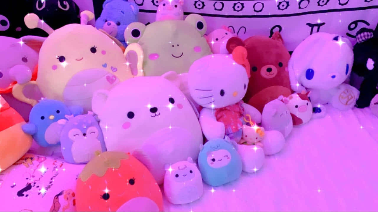 Hello Kitty 與 Squishmallow 角色背景 壁紙 — 一堆閃閃發光的彩色毛絨玩具，在圖案背景前沐浴在充滿活力的紫色光線中。