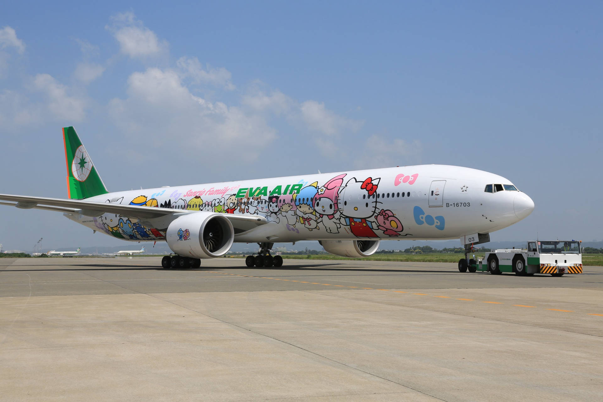 Hello Kitty主題飛機在機場停機坪上，藍天白雲