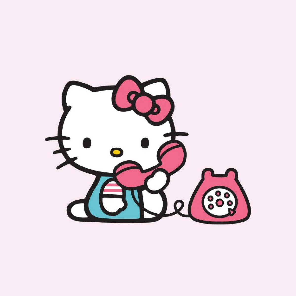 Hello Kitty使用古董電話頭像 壁紙 — Hello Kitty 身穿藍色襯衫，在柔和的粉紅色背景前拿著粉紅色轉盤電話。