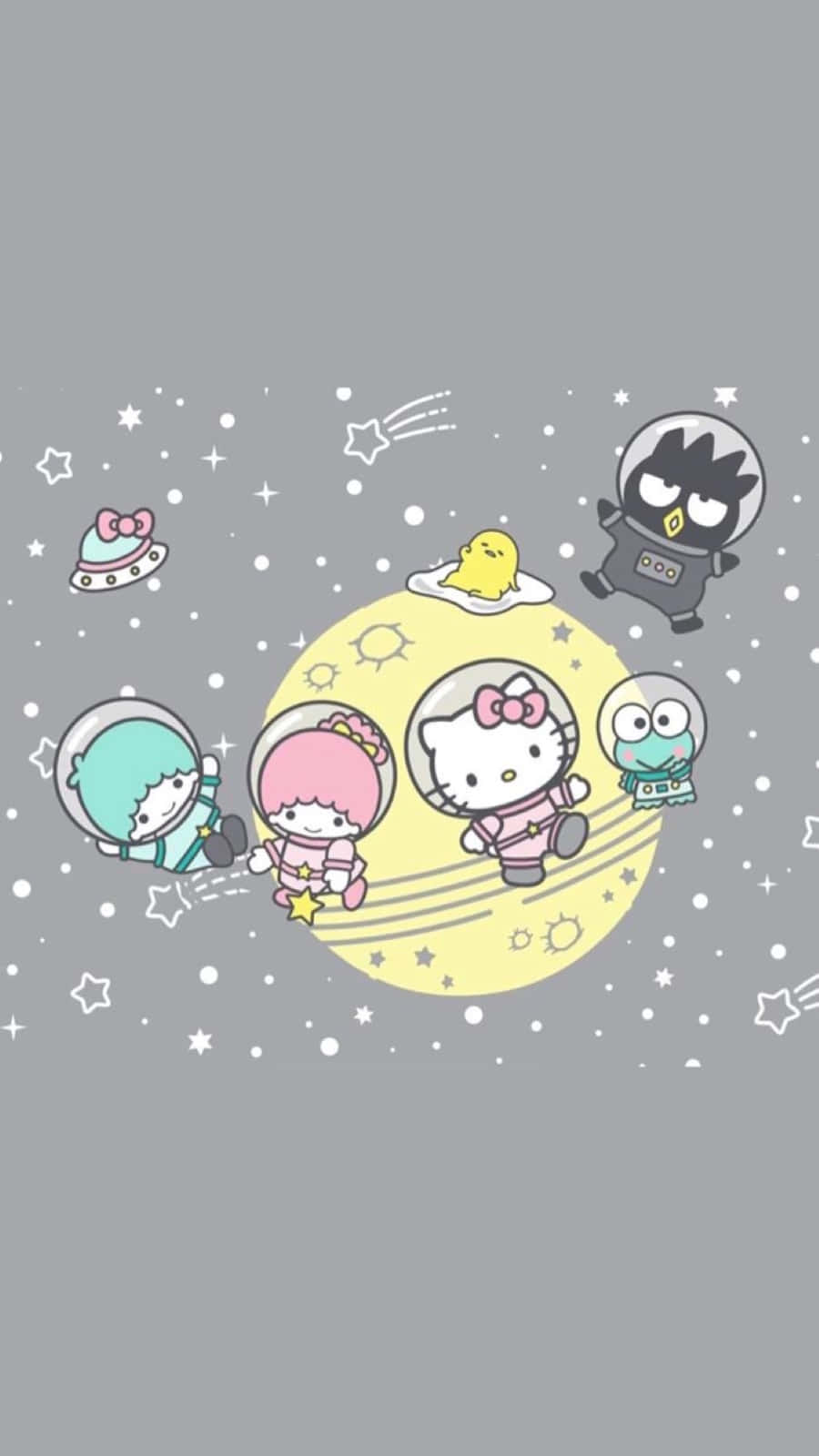 Hello Kitty與朋友在公園嬉戲 壁紙 — 可愛的卡通角色穿著太空衣漂浮並在灰色太空背景中圍繞著一顆有星星的黃色行星玩耍。