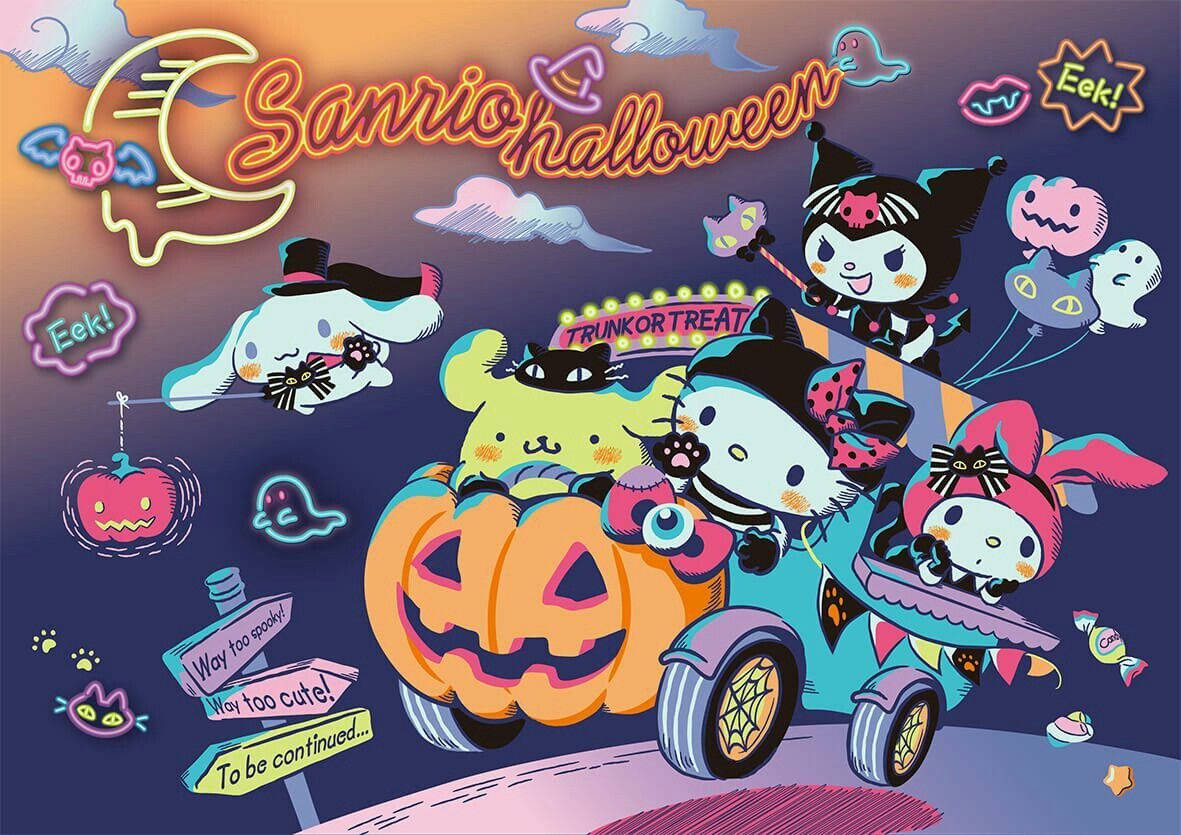 Hello Kitty萬聖節南瓜車 壁紙 — Sanrio角色穿著萬聖節服裝，乘坐南瓜車穿過充滿鬼魂和糖果的奇幻夜空。