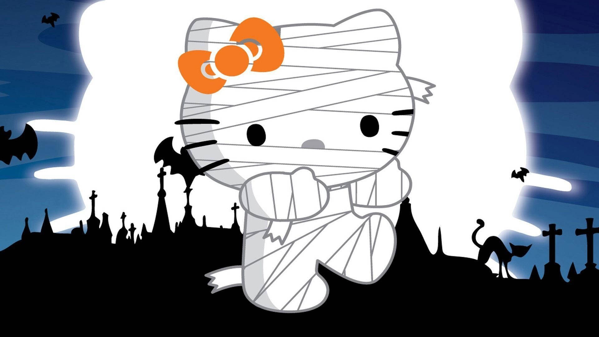 Hello Kitty萬聖節可愛木乃伊造型 壁紙 — Hello Kitty 被白色繃帶包裹，戴著橙色蝴蝶結，站在滿月下的陰森墓地中，周圍有蝙蝠和一隻貓。