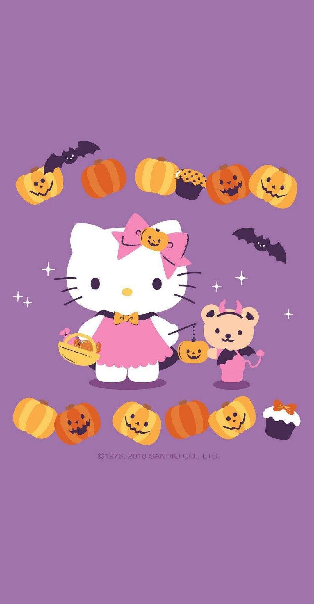Hello Kitty萬聖節紫色圖案 壁紙 — Hello Kitty 同一個啤啤熊著住萬聖節服裝，喺紫色背景上被南瓜、蝙蝠同紙杯蛋糕包圍。