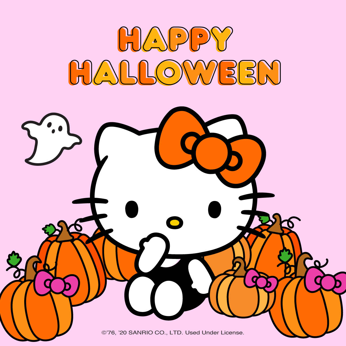 Hello Kitty萬聖節與南瓜 壁紙 — Hello Kitty 在一個歡樂的萬聖節場景中，周圍環繞著南瓜和一個漂浮的幽靈，背景為粉紅色。