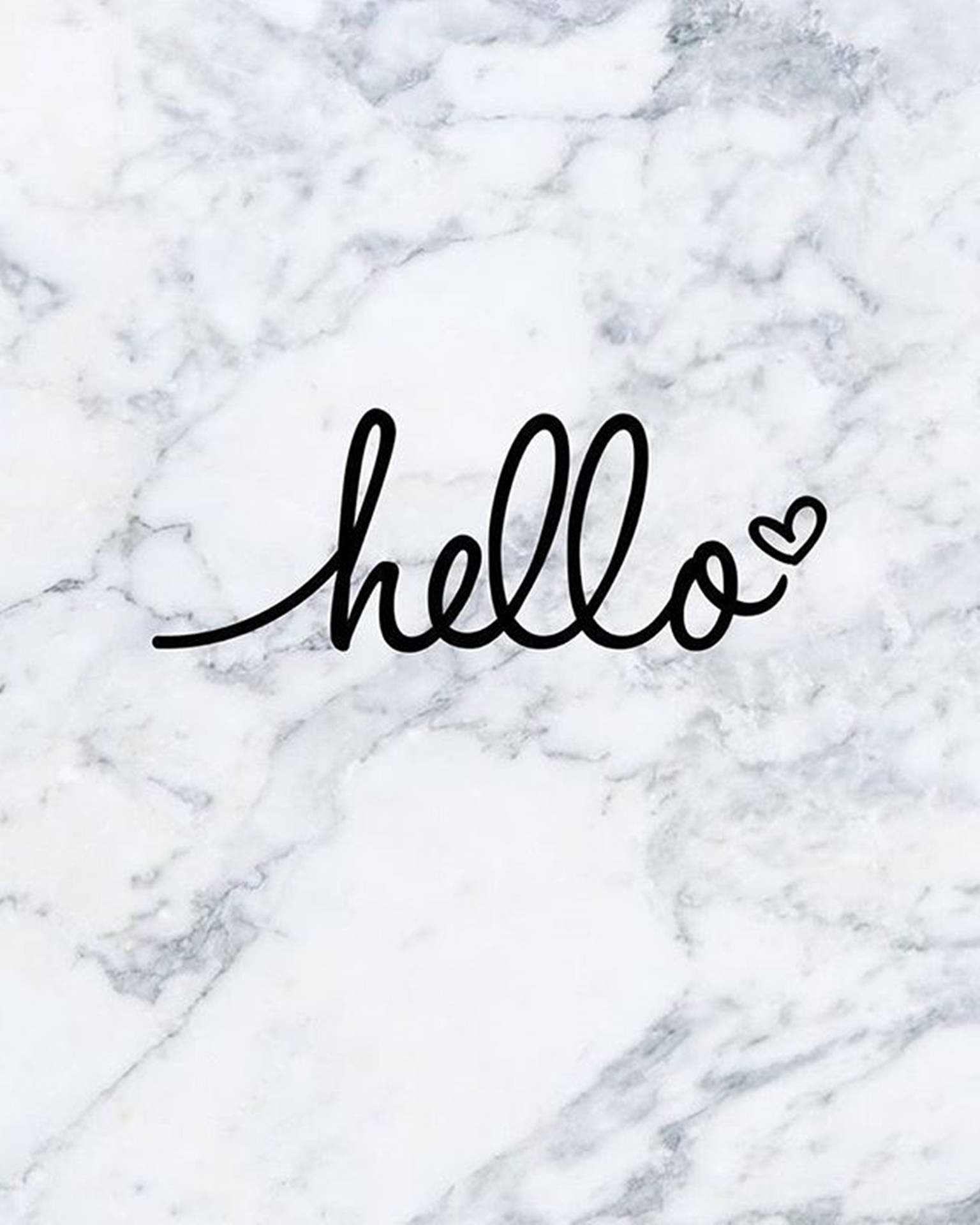 「Hello」與心形圖標的溫暖問候 壁紙 — 在白色和灰色大理石紋背景上，帶有心形點綴的優雅黑色草書Hello。