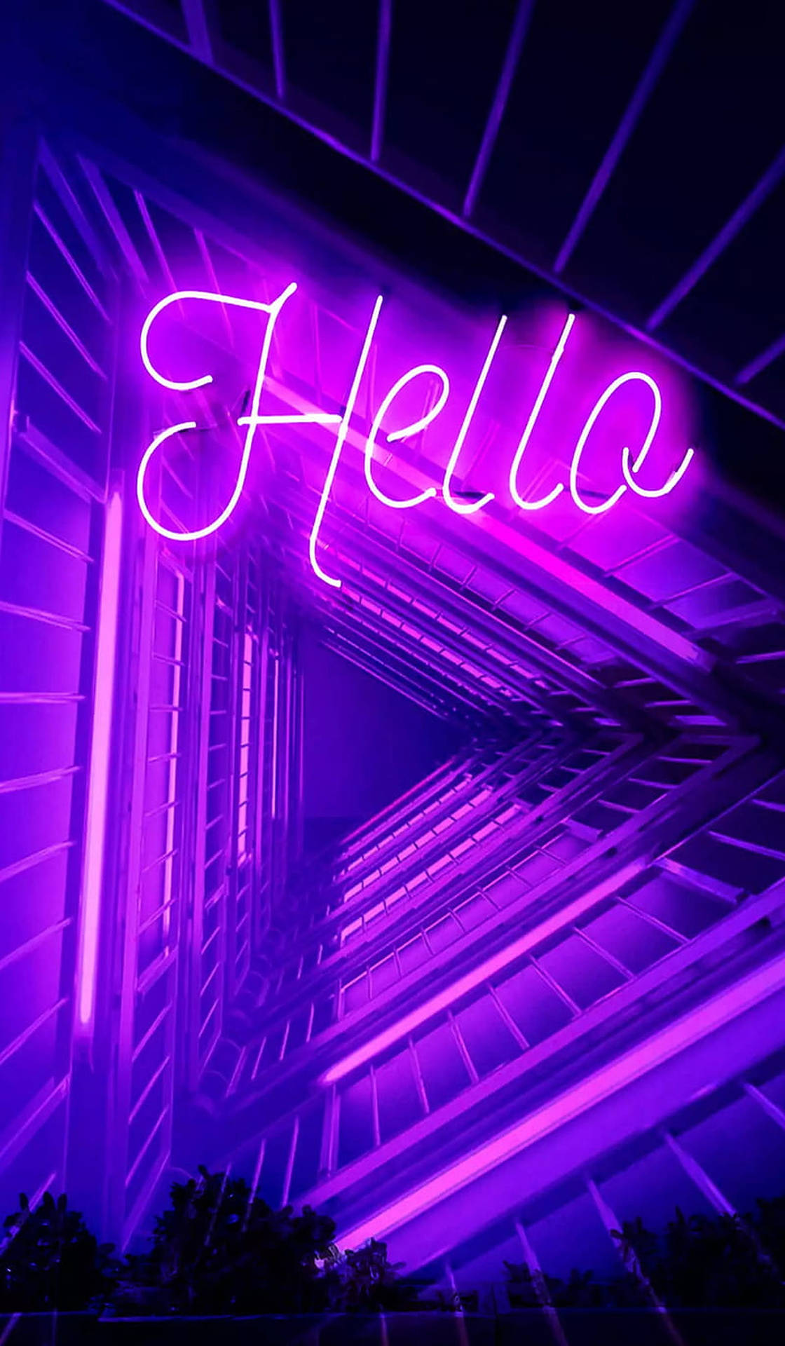 現代城市小巷中的紫色霓虹燈「Hello」標誌（夜晚）。