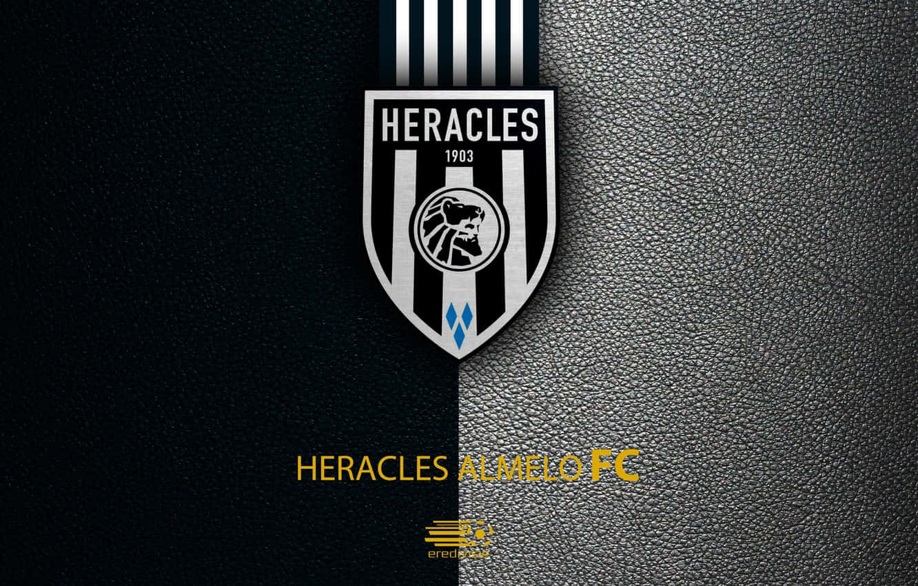 Eredivisie 桌布 壁紙 — Heracles Almelo FC 標誌盾牌，獅子徽章居中，置於黑色和灰色紋理皮革背景上。
