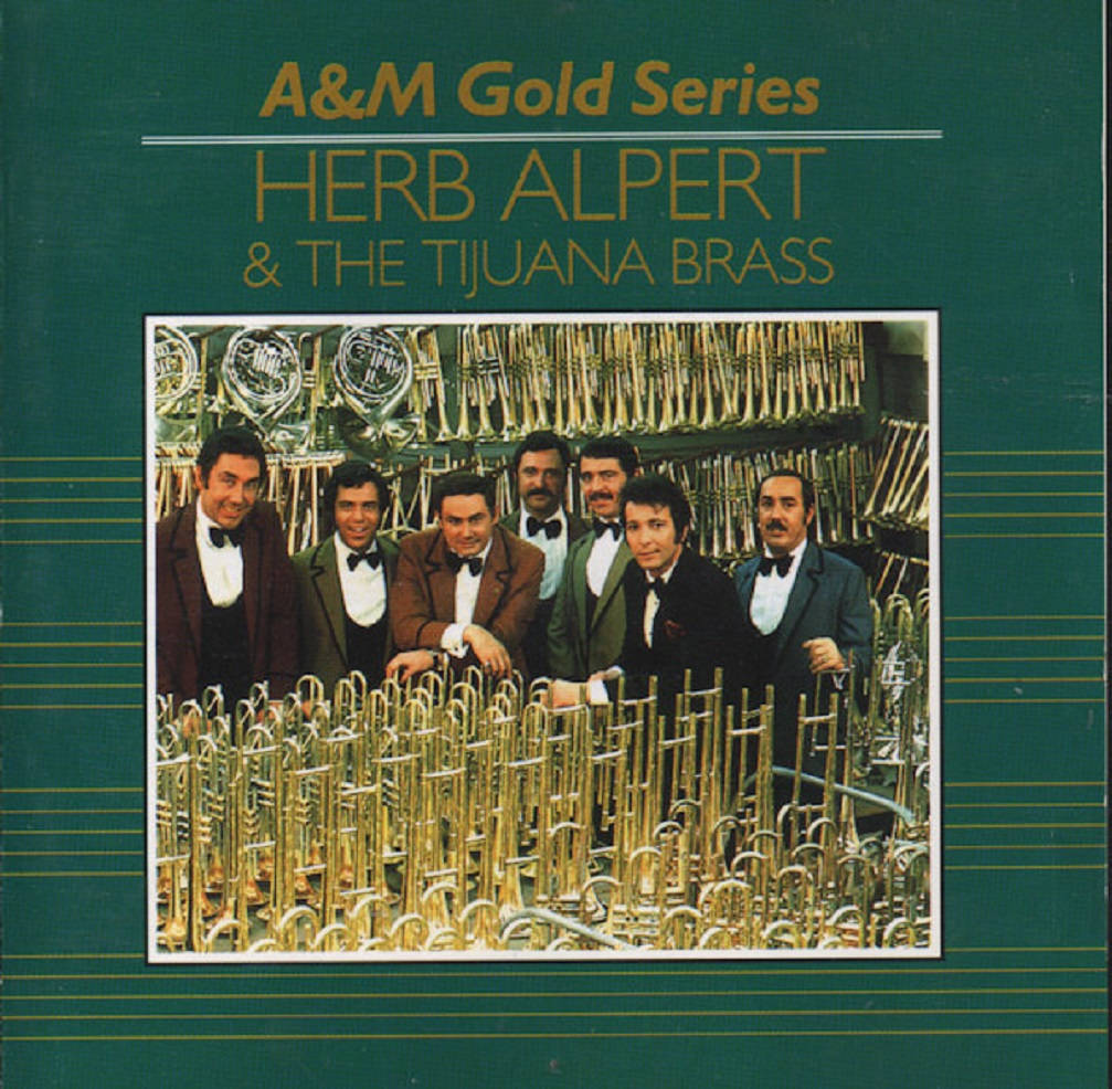 Herb Alpert And The Tijuana Brass 黃金系列 壁紙 — 六個身穿燕尾服的男人喺綠色專輯封面嘅閃亮銅管樂器海中微笑。