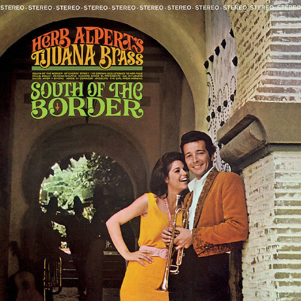 Herb Alpert 與 The Tijuana Brass 1964 年專輯封面 壁紙 — 一對微笑的男女穿著1960年代服裝，在石拱門下拿著小號，以復古專輯封面為背景擺姿勢。