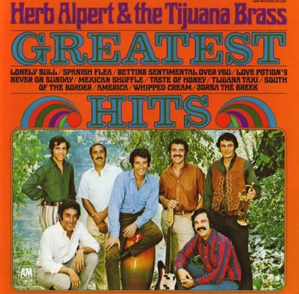 Herb Alpert 與 The Tijuana Brass 最佳熱門歌曲專輯 壁紙 — Herb Alpert & the Tijuana Brass 的復古專輯封面，七名男子穿著色彩繽紛的 1960 年代服裝，在戶外樹葉茂密的樹下擺姿勢。
