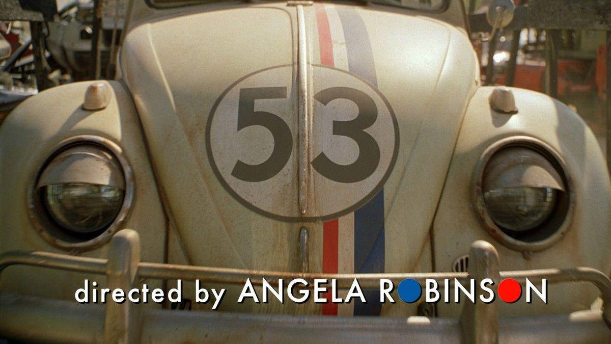 《Herbie Fully Loaded》導演特寫 壁紙 — 經典白色福士甲蟲車的特寫，引擎蓋上有賽車條紋和53號號碼。