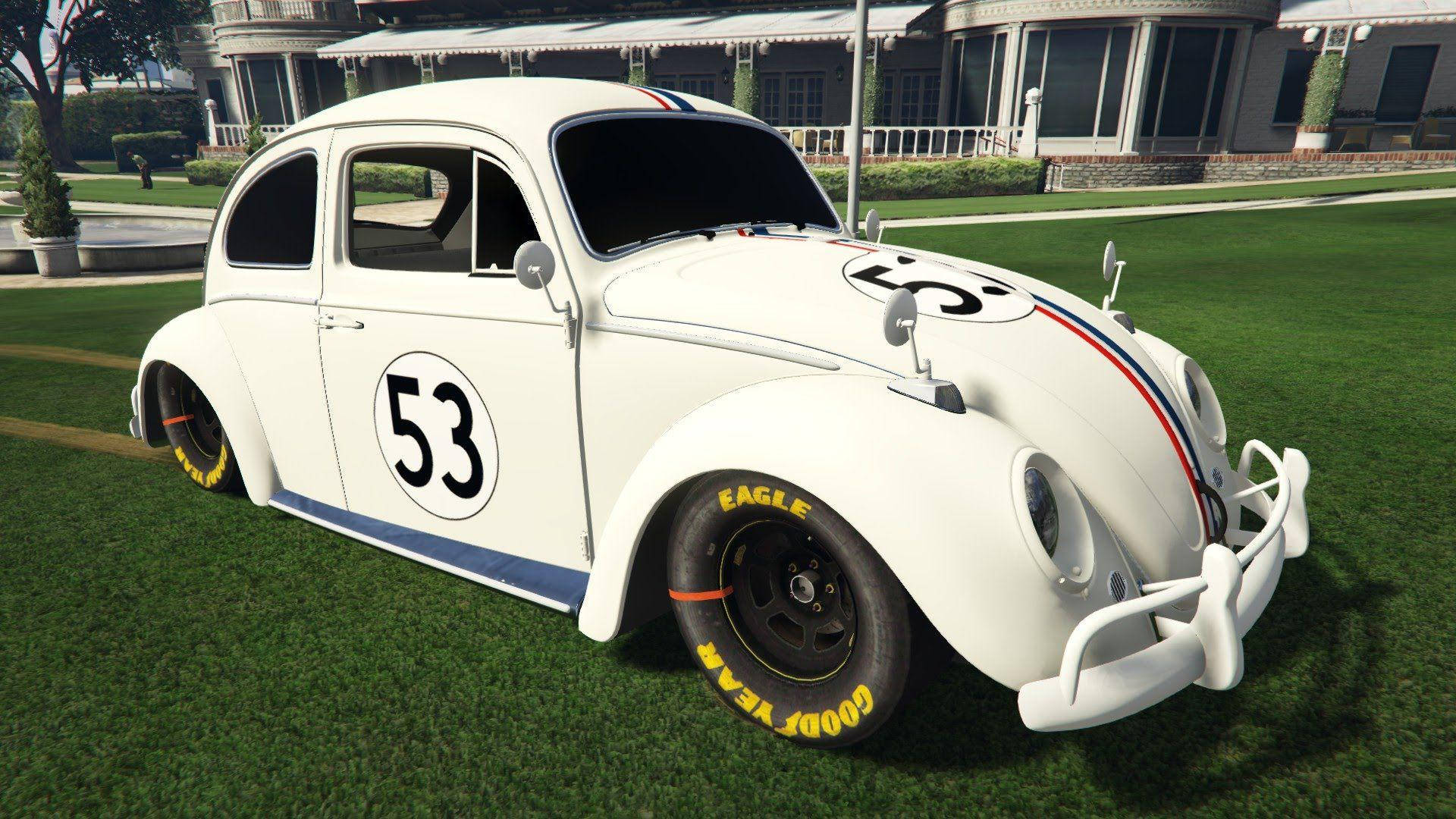 《Herbie Fully Loaded》固特異鷹胎 壁紙 — 一輛白色賽車改裝福士甲蟲車，車號53，帶有藍紅條紋，停放在大房子前修剪整齊的草坪上。