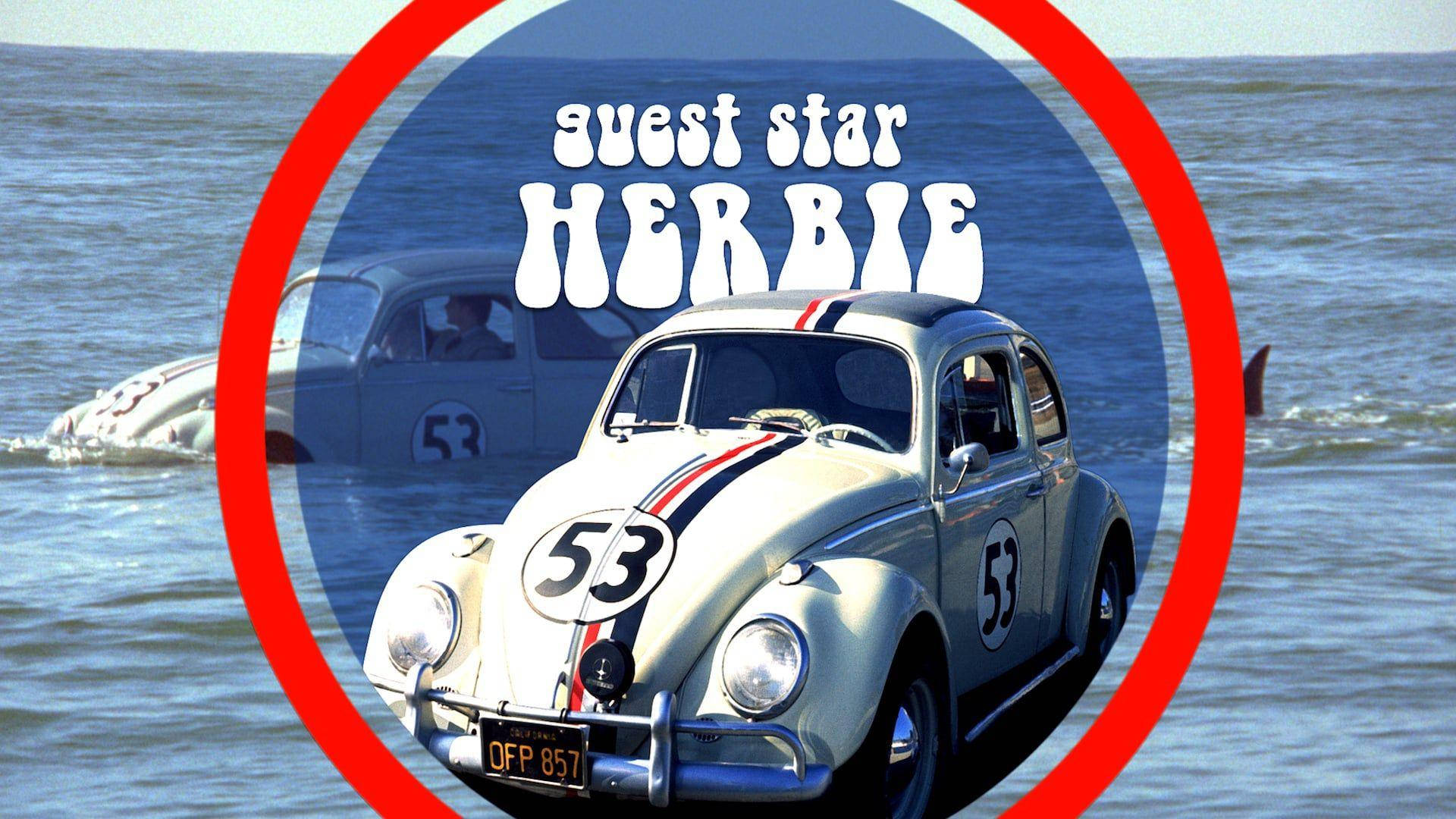 《Herbie Fully Loaded》客串明星 壁紙 — 一輛帶有賽車條紋和53號的復古白色福士甲蟲車在紅色圓形框架下穿過海浪，並帶有'Guest Star HERBIE'文字。