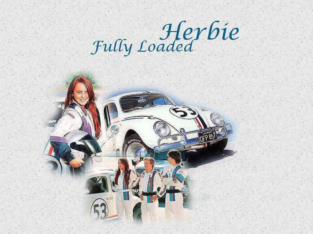《Herbie：Fully Loaded》角色白底呈現 壁紙 — 一位身穿賽車裝備的開朗女性站在一輛白色福士甲蟲賽車旁，車號53，還有另外三位穿著相同制服的賽車手。