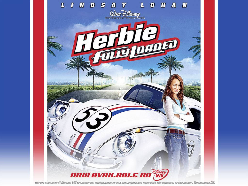 《Herbie：Fully Loaded》電影海報壁紙 壁紙 — 蓮茜·露漢在晴朗的藍天下，於棕櫚樹成蔭的道路上，微笑地站在一輛帶有53號的白色福士甲蟲車旁。