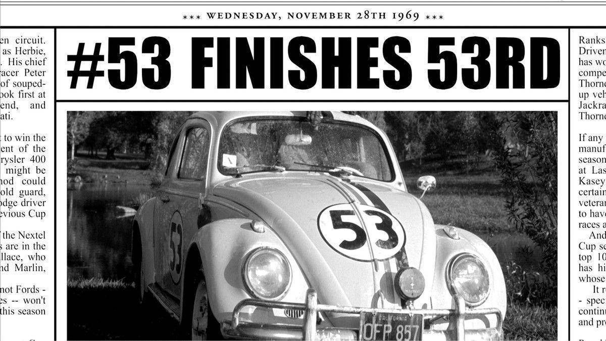 《Herbie Fully Loaded》報紙頭條 壁紙 — 一張復古黑白報紙剪報突出賽車 #53 以第53名完成，焦點為經典福士甲蟲車。