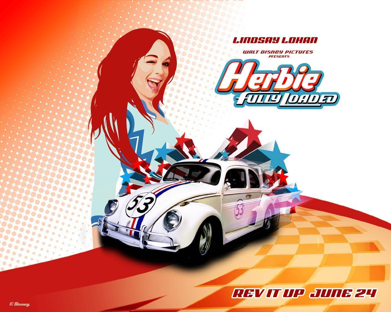 《Herbie Fully Loaded》電影鮮豔寬景海報 壁紙 — 一幅充滿活力的漫畫風格海報，描繪一位微笑的女性站在一輛帶有星條紋的白色賽車旁，背景是動態的橙色和紅色。