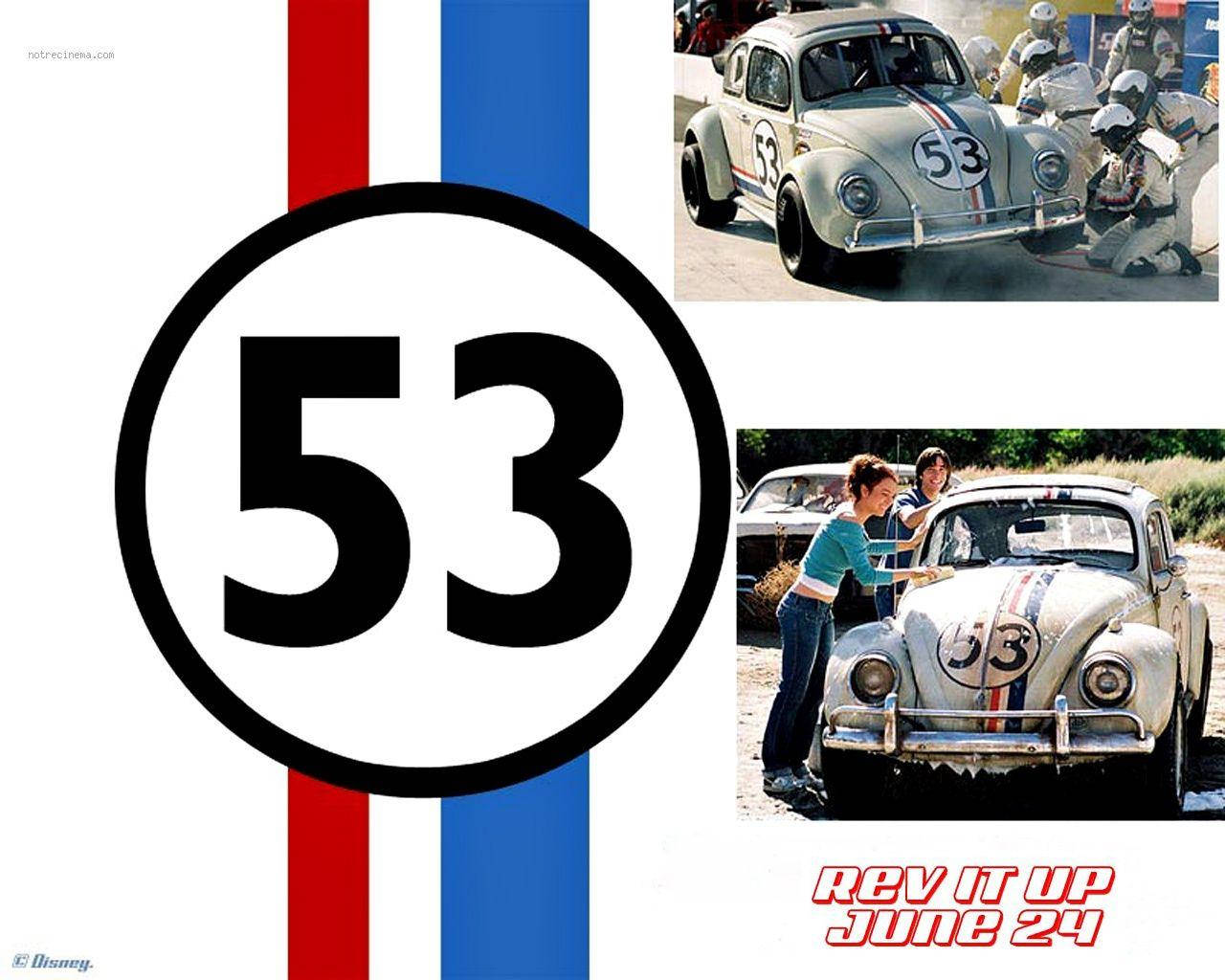 《Herbie Fully Loaded》53號車標 壁紙 — 一輛帶有53號和紅白藍條紋的復古賽車福士甲蟲正在行動中，旁邊有兩位女士。
