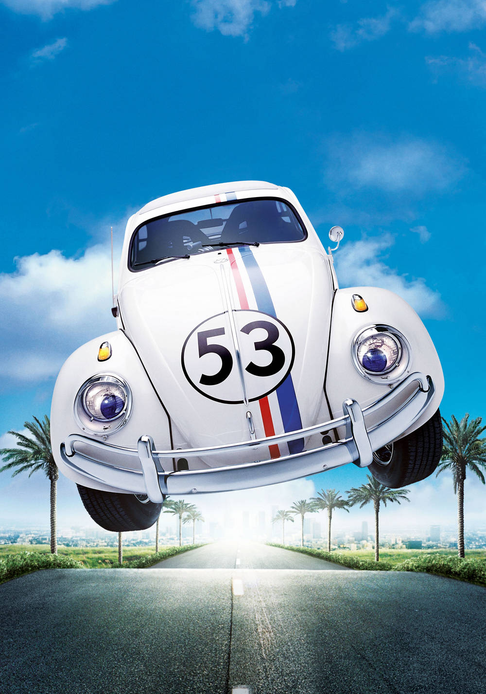 《Herbie：Fully Loaded》Herbie開心跳躍 壁紙 — 一輛白色賽車，編號53，帶有紅藍條紋，在晴朗藍天下懸浮於棕櫚樹成蔭的道路上方。