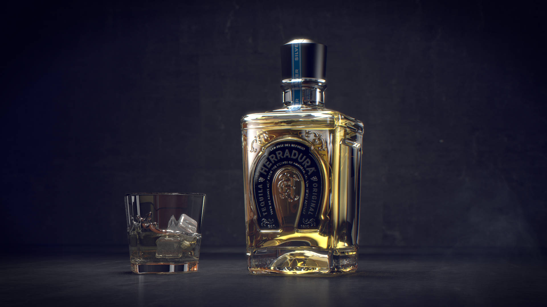 一瓶 Herradura 龍舌蘭酒放在一個裝有冰塊的玻璃杯旁邊，置於深色表面上。