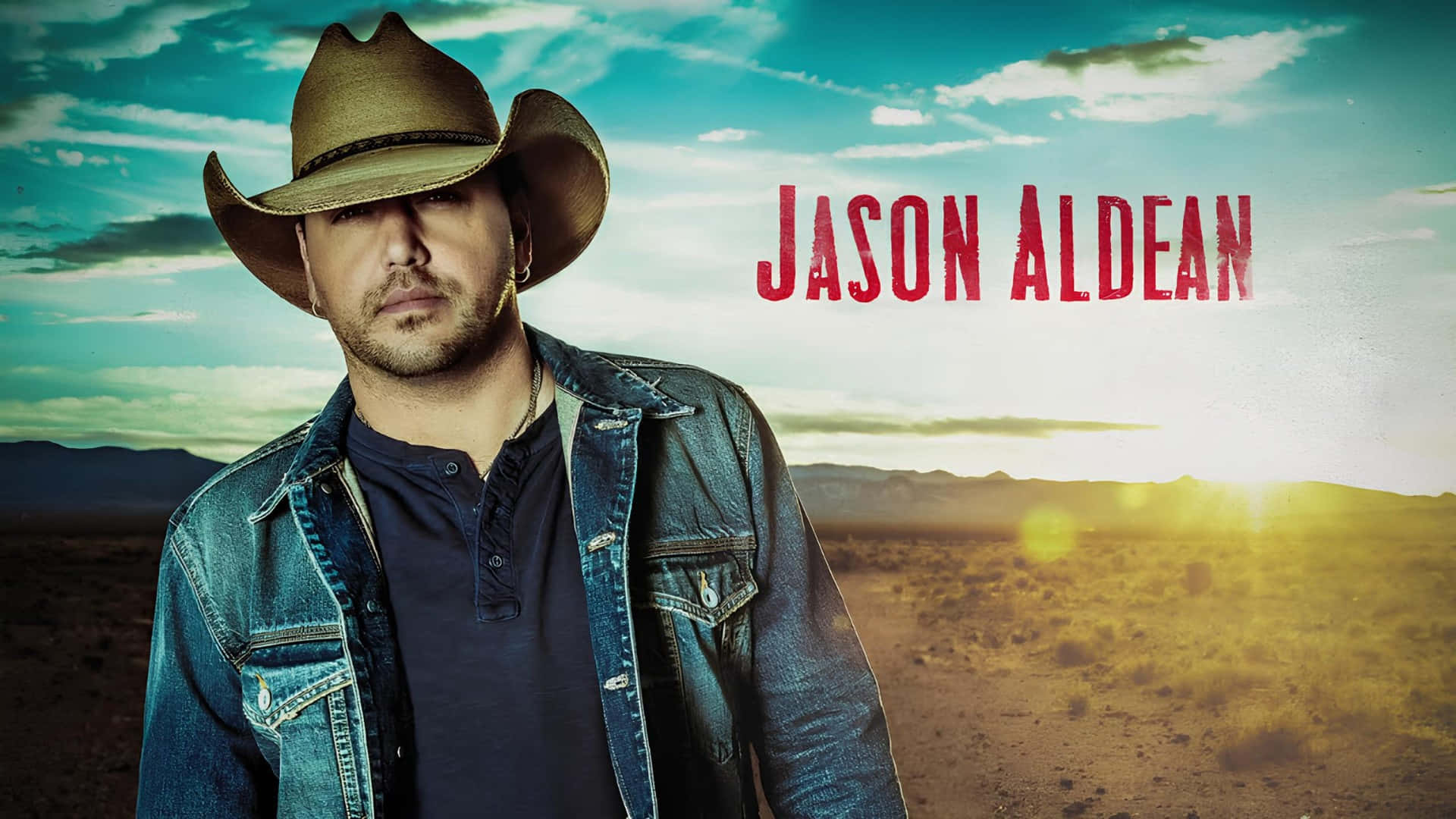  壁紙 — 鄉村歌手Jason Aldean在沙漠日落中戴著牛仔帽和牛仔外套站立。