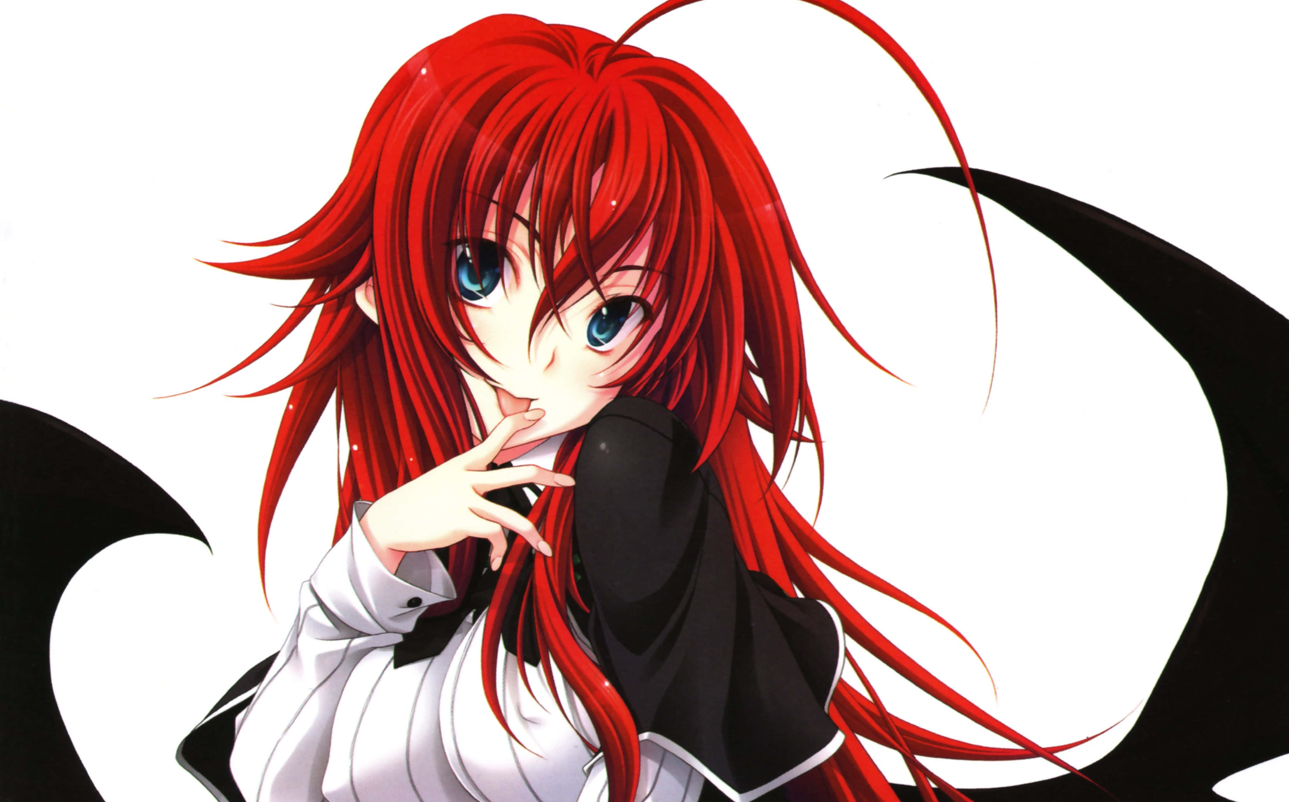 熱門動畫《Highschool DxD》中的經典戰鬥場景 壁紙 — 一個引人注目的動漫女孩，擁有鮮豔的紅髮和藍眼睛，在純白背景下擺出黑色翅膀的姿勢。