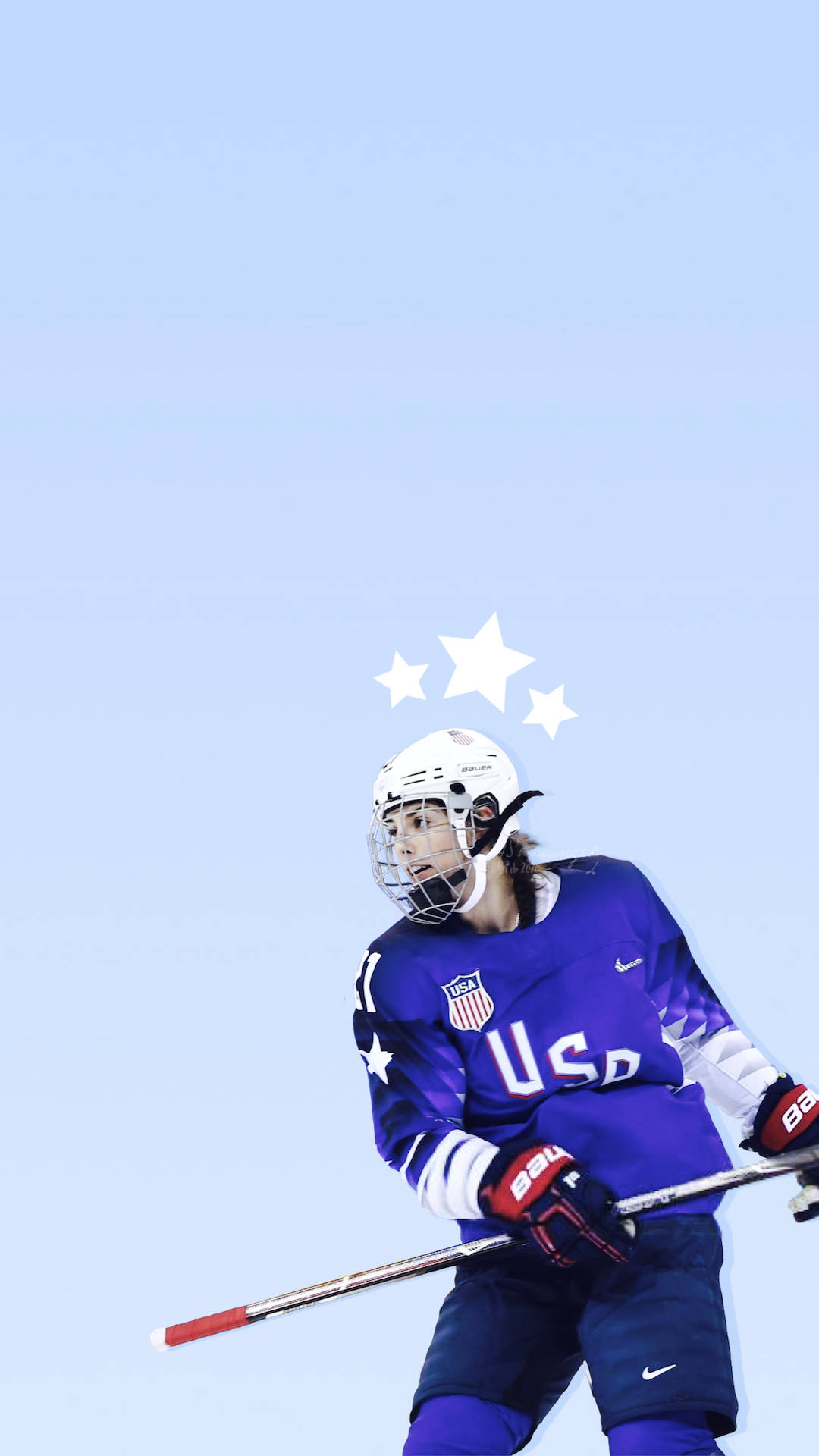 Hilary Knight 三顆星圖形藝術 壁紙 — 一位身穿藍色裝備、專注的美國冰球運動員，在漂浮著星星的清澈藍天下握著球桿。