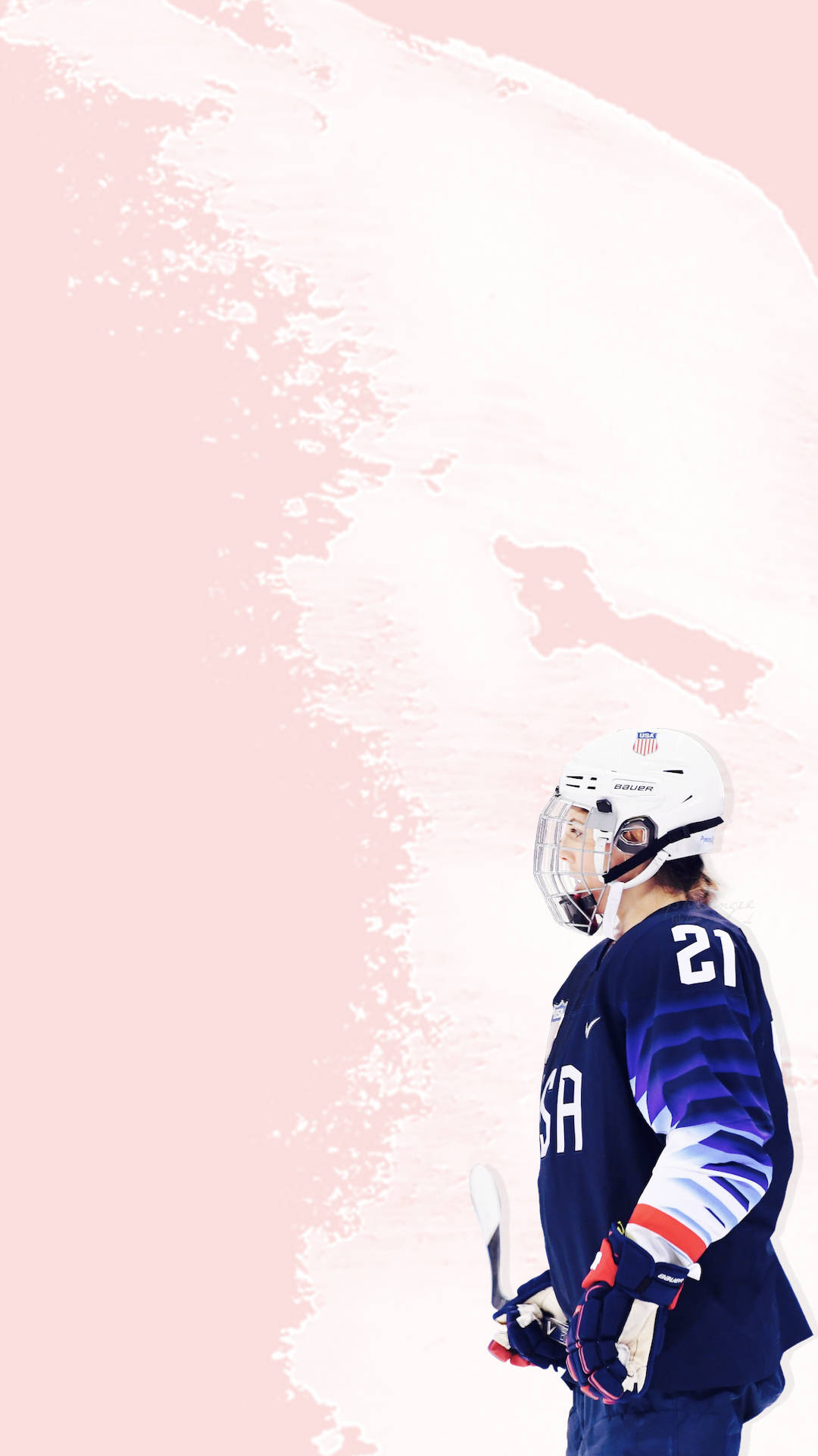Hilary Knight 數位藝術作品 #21 壁紙 — 一位身穿美國球衣的女子冰球運動員，側面站立，背景是柔和的粉紅色和白色水彩畫。