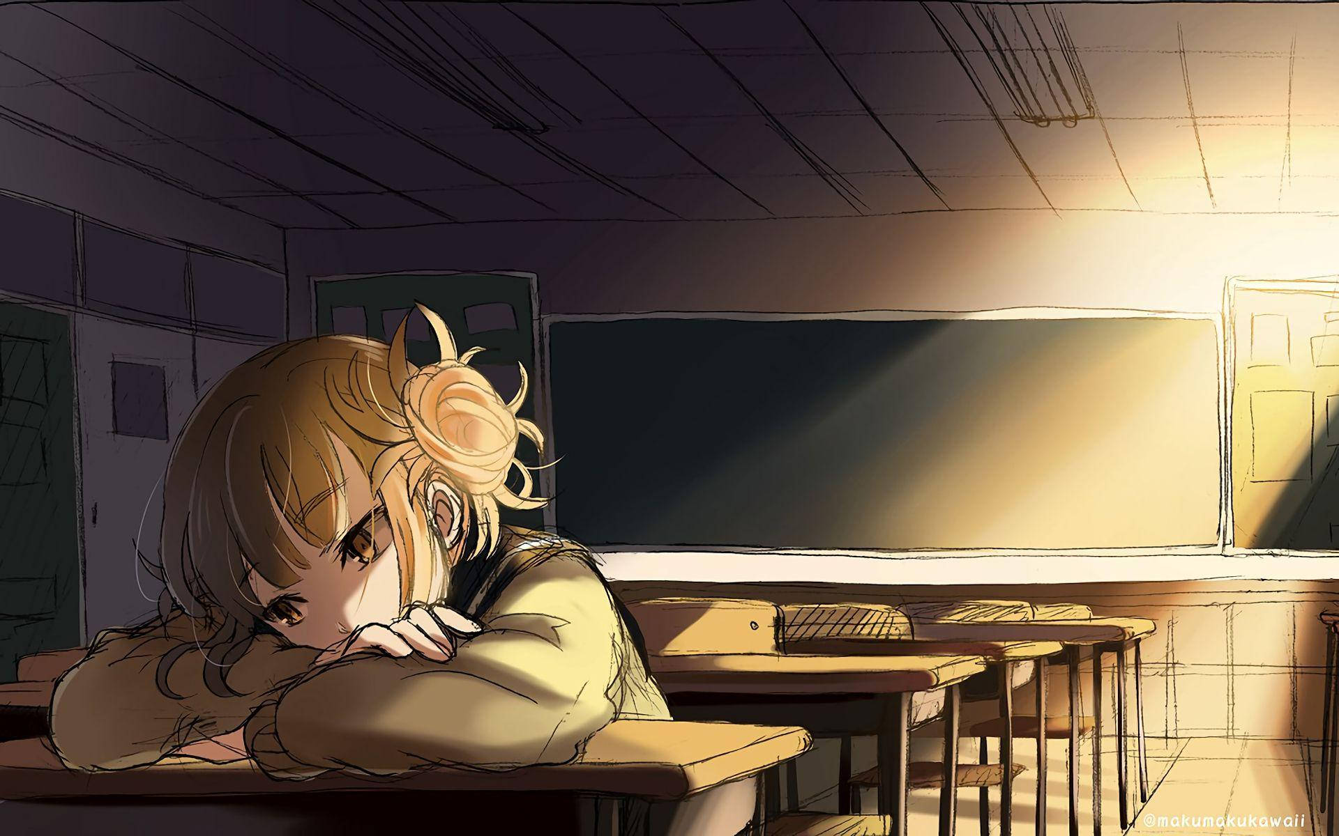 Himiko Toga 在課堂中 壁紙 — 一個疲憊的動漫女孩在空無一人的教室裡，沐浴在溫暖的陽光下，將頭靠在手臂上休息。