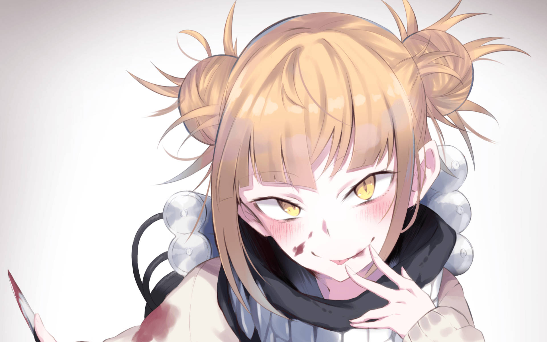 Himiko Toga 手持刀具 壁紙 — 一個開心的動漫女孩，金色雙馬尾，黃色眼睛，在純色背景前拿著刀眨眼。