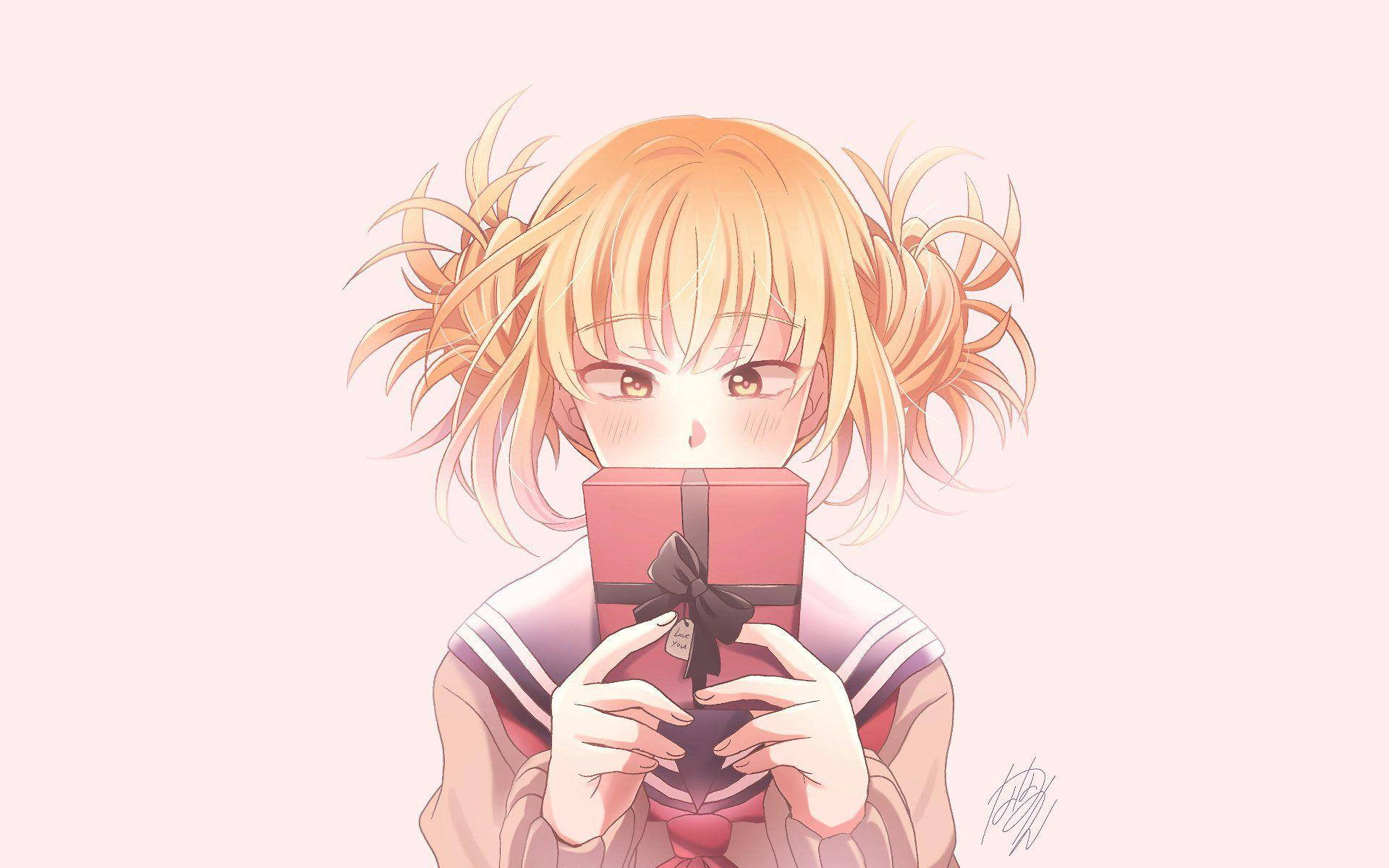 Himiko Toga 手持禮物 壁紙 — 一個開心的動漫女孩，金色雙馬尾，拿著一個帶黑色蝴蝶結的粉紅色禮物盒，她的臉從盒子後面探出來，背景是柔和的粉紅色。