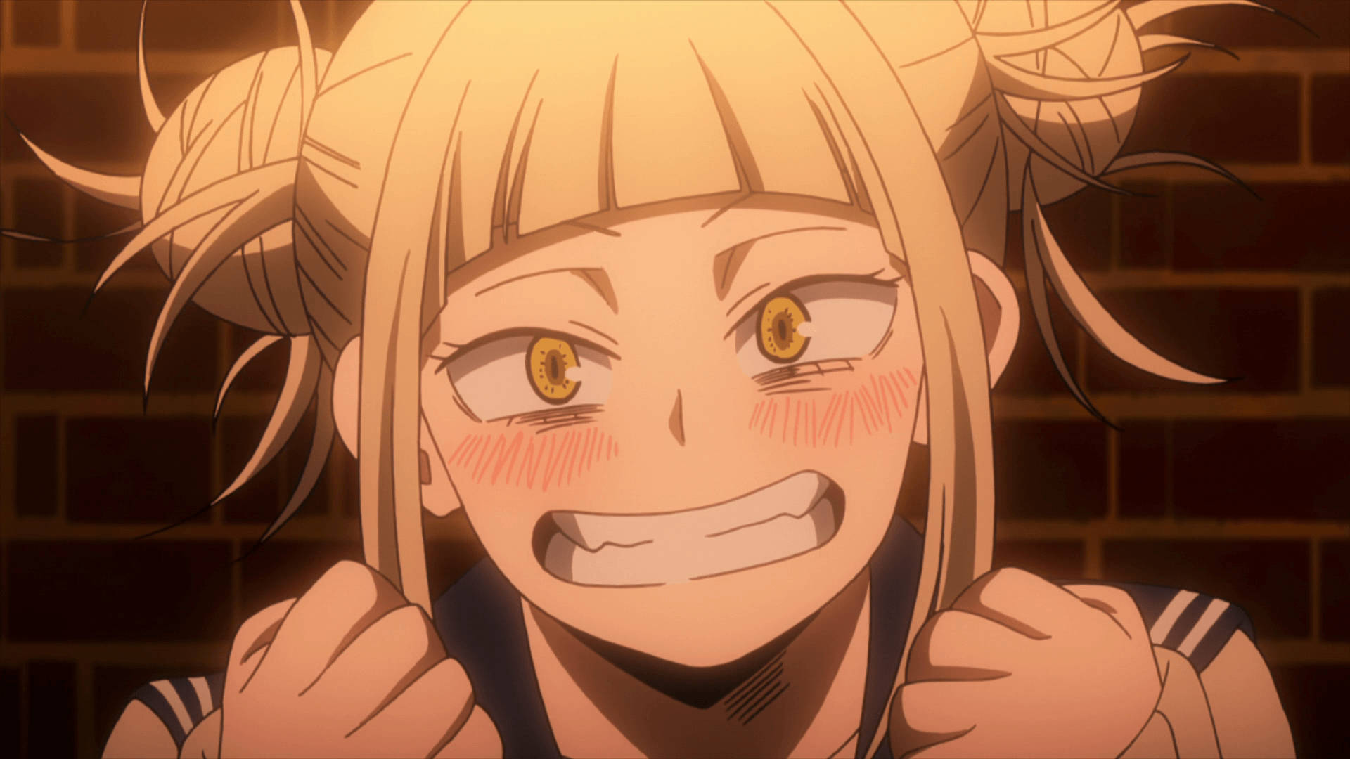 Himiko Toga 搞笑表情 壁紙 — 一個堅定的動漫女孩，金色雙馬尾和金色眼睛，在溫暖燈光下對著磚牆握緊拳頭。