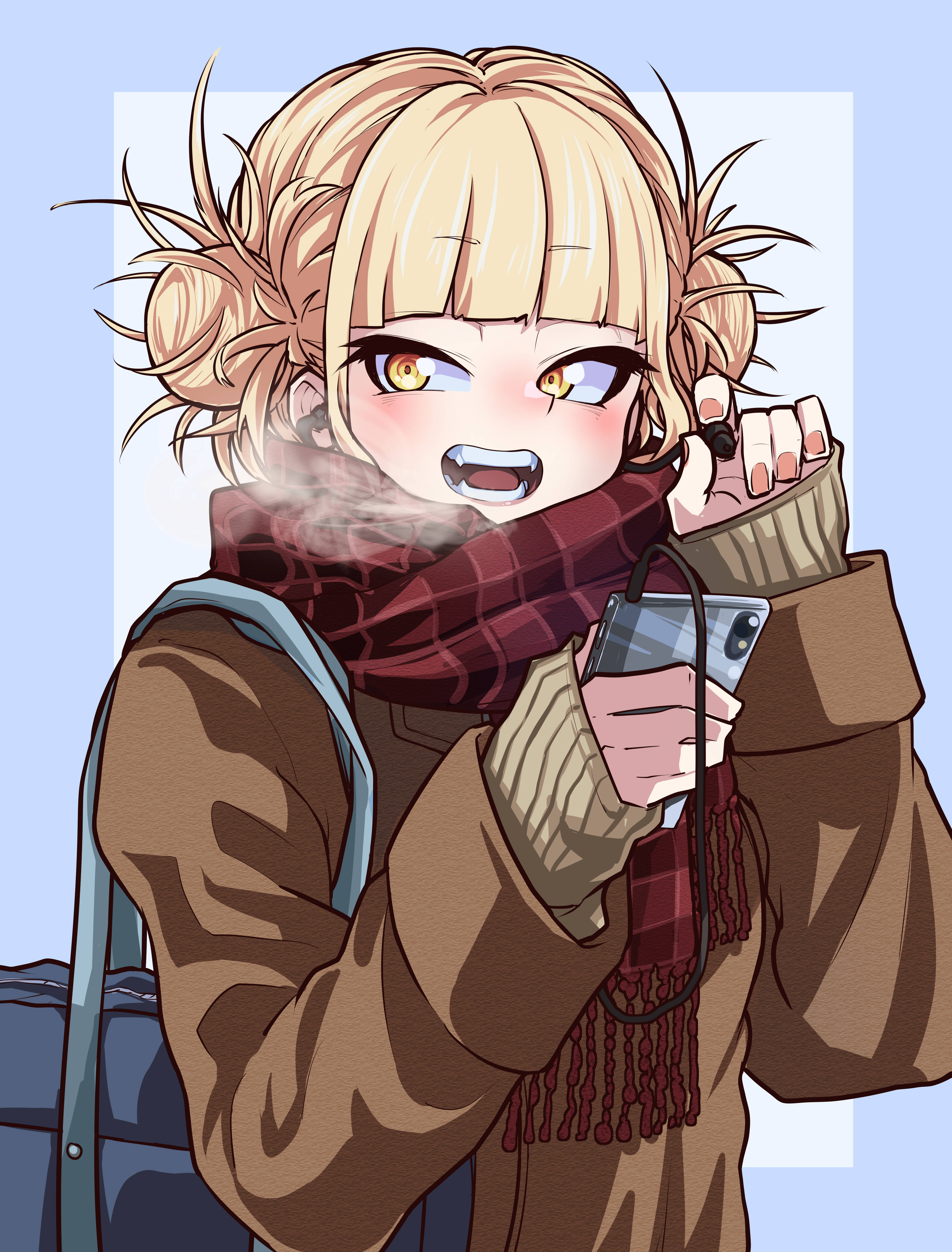 Himiko Toga 時尚造型同人圖 壁紙 — 一個開心的動漫女孩，金色雙馬尾，戴著紅色圍巾，在柔和的藍色背景下，嘴裡冒著蒸汽，手裡拿著手機。