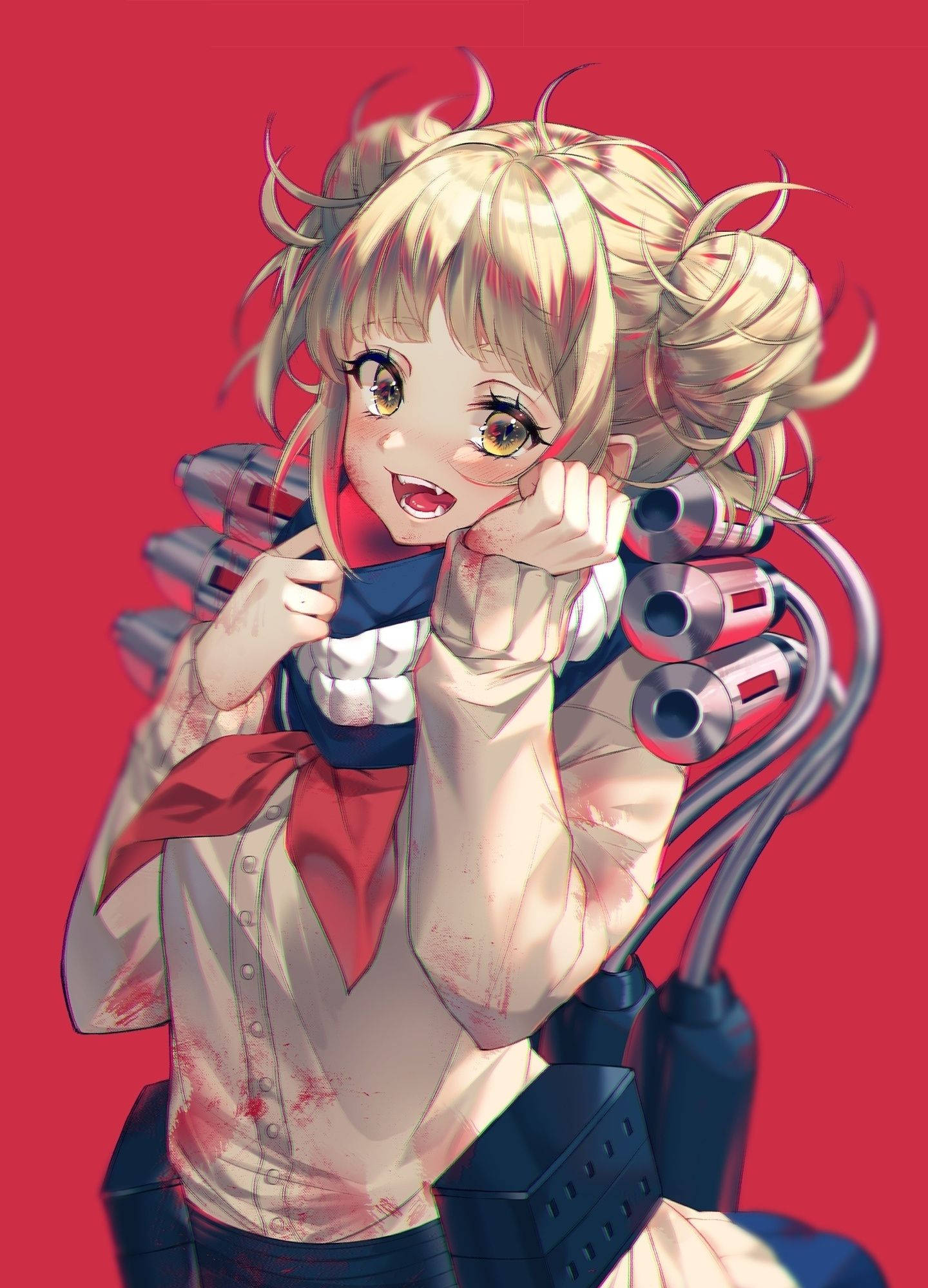 Himiko Toga 細緻同人畫 壁紙 — 一個開心的動漫女孩，金色雙馬尾和沾血制服，微笑著手持機械武器，背景為純紅色。